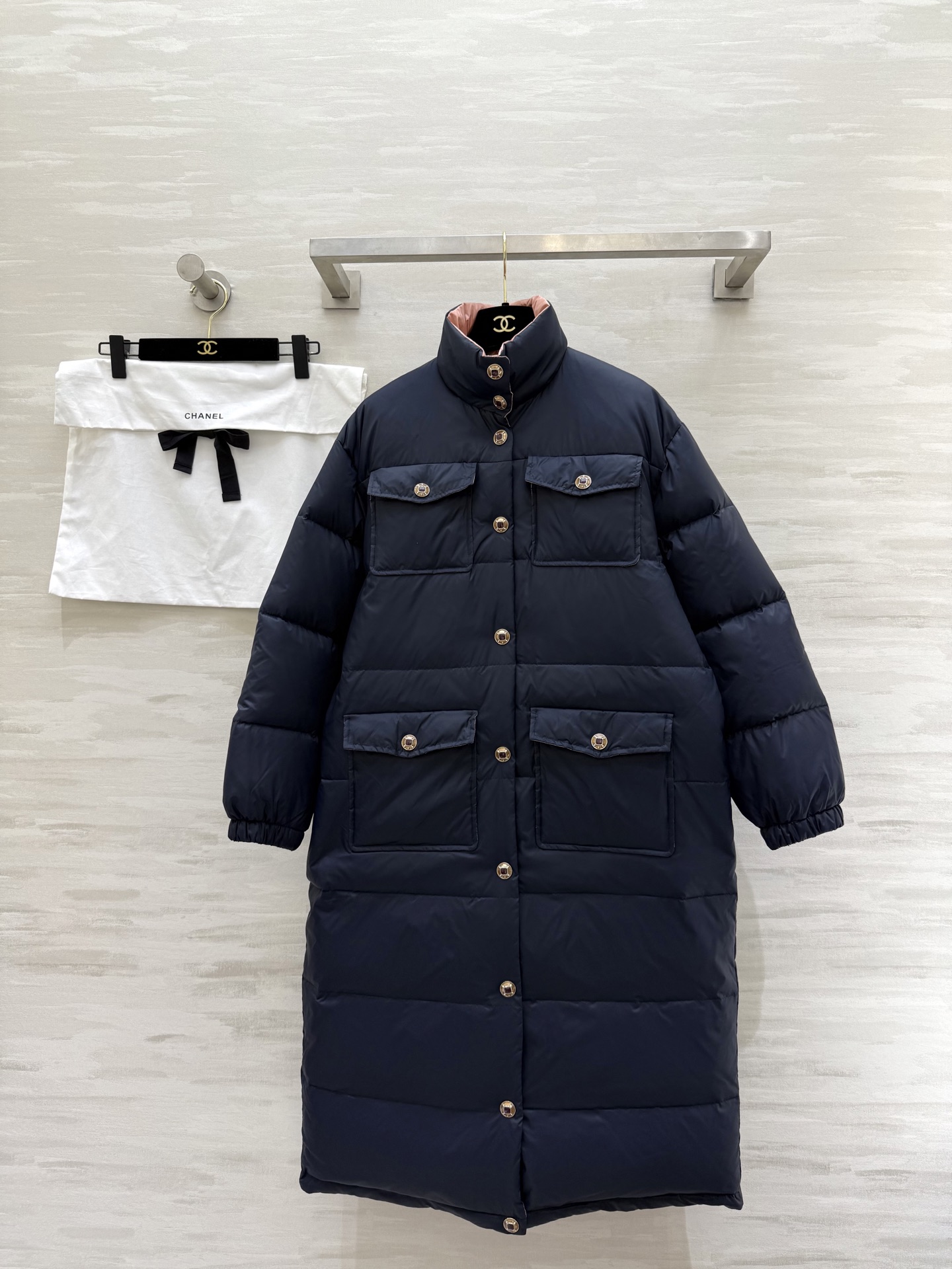 NO:639042,Chane｜Coco Neige 2025/26 long down jacket, white duck down filling inside, high quality customization, ready for sale, sizeS/M/L (S size shoulder width 48, bust 116, length 108), Chanel-clothing, chanel, chanel, jackets & coats, down jacket, alexander wang19860909Chane｜Coco Neige 2025/26羽绒长款外套 内里白鸭绒填充 高品质定制 现货首发sizeS/M/L（s码肩宽48,胸围116,衣长108）,香奈儿-服装,chanel,chanel,jackets & coats,down jacket,alexander wang,Women's clothing
