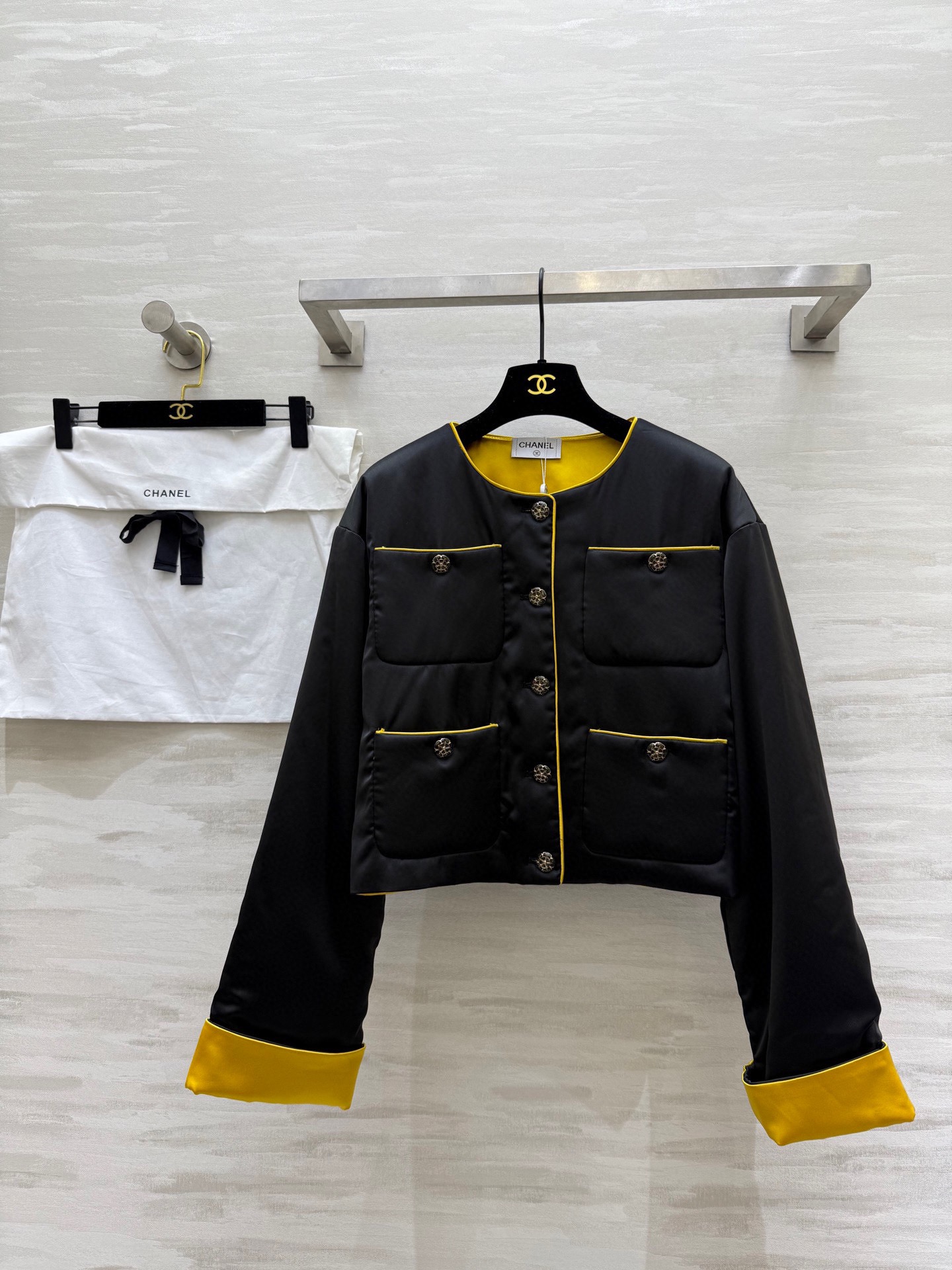 NO:639017,#ChaneA Advanced Handicraft Workshop Super Hot Style New Chinese Style Thin Cotton Clothes Gold Contrast Color Inside Luxurious Satin Skin Friendly and Comfortable High Quality Available in Stock Size 36/38/40 (36 Size Bust 100, Clothes Length 46), Chanel-Clothing, chanel, chanel, alexander wang19860909#ChaneA高级手工坊 超级爆款 新中式风格薄款棉服 内里金色撞色 奢华缎面亲肤舒适 高品质 现货来size36/38/40（36码胸围100,衣长46）,香奈儿-服装,chanel,chanel,alexander wang,Women's clothing