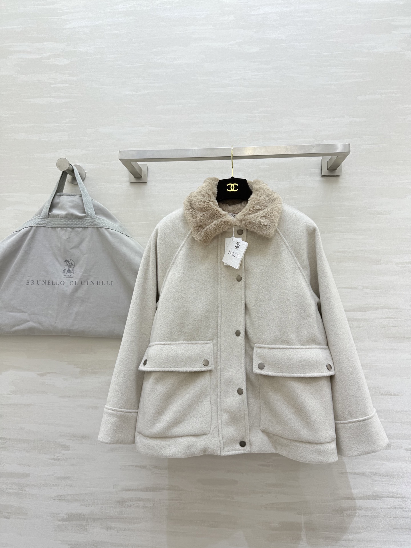 NO:639002,#Brunello Cucinell new style for autumn and winter Eco-friendly fur splicing jacket Contrasting fur lapels Full of layers Loose silhouette that doesn’t pick on your figure Easily create an urban retro atmosphere Oatmeal tones are low-key and elegant Suitable for autumn and winter commuting or casual occasions Two-piece set design is practical and high-end High-quality customization Available in stock first size S/M/L (S size bust 106, length 60), women's clothing, brunello cucinelli, jackets & coats, alexander wang19860909#Brunello Cucinell秋冬新款 环保毛拼接外套 撞色毛翻领 层次感满满 宽松廓形不挑身材 轻松打造都市复古氛围 燕麦色调低调优雅 适合秋冬通勤或休闲场合 两件套设计实用又有高级感 高品质定制 现货首发sizeS/M/L（s码胸围106,衣长60）,女装,brunello cucinelli,jackets & coats,alexander wang,Women's clothing