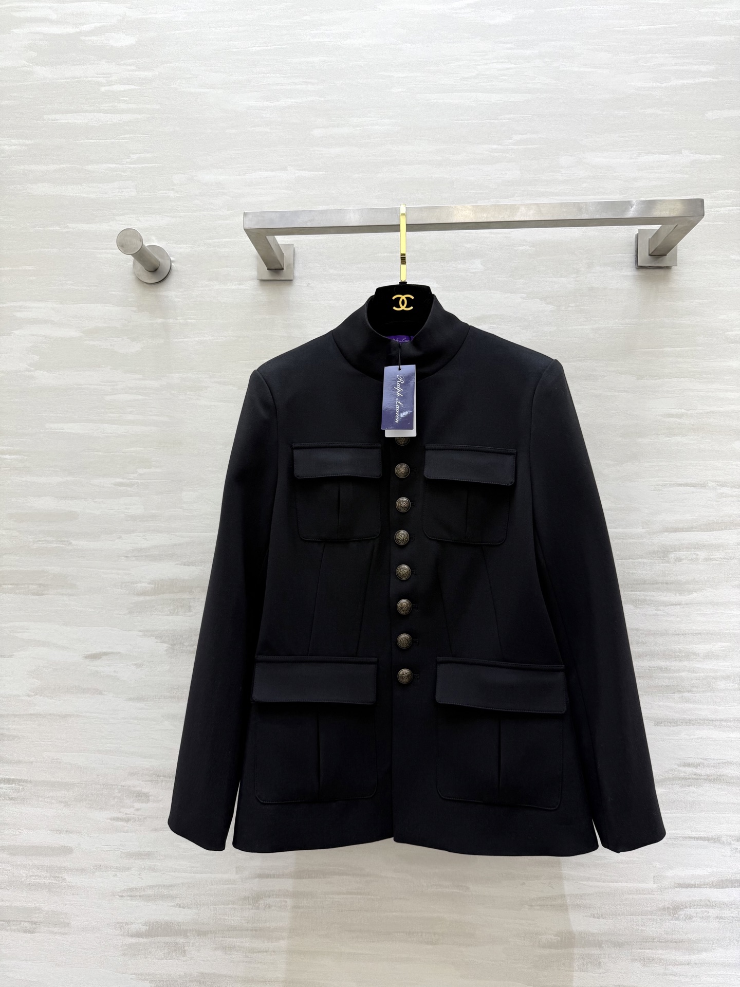 NO:638996,#Raliph Laure's new autumn and winter style black stand-up collar jacket is made of high-quality wool. The texture is crisp and shiny. The stand-up collar + multi-breasted design is full of British style. The symmetrical flap pockets on the chest are super layered. It is slim-fitting and shows off the body curve. It looks smart and fashionable when paired with jeans or skirts!  Suitable for autumn and winter. Keeps warm and enhances aura. High-quality customization. Available now. SizeS/M/L (S size bust 86, length 63), women's clothing, skirts, jeans, jackets & coats, alexander wang19860909#Raliph Laure秋冬新款 黑色立领外套 采用高品质毛呢 质地挺括有光泽 立领＋多排扣设计英伦风满满 胸前对称翻盖口袋超有层次感 修身剪裁 显身材曲线 搭配牛仔裤或裙装都很干练时髦！秋冬穿超合适 保暖又提升气场 高品质定制 现货首发sizeS/M/L（s码胸围86,衣长63）,女装,skirts,jeans,jackets & coats,alexander wang,Women's clothing
