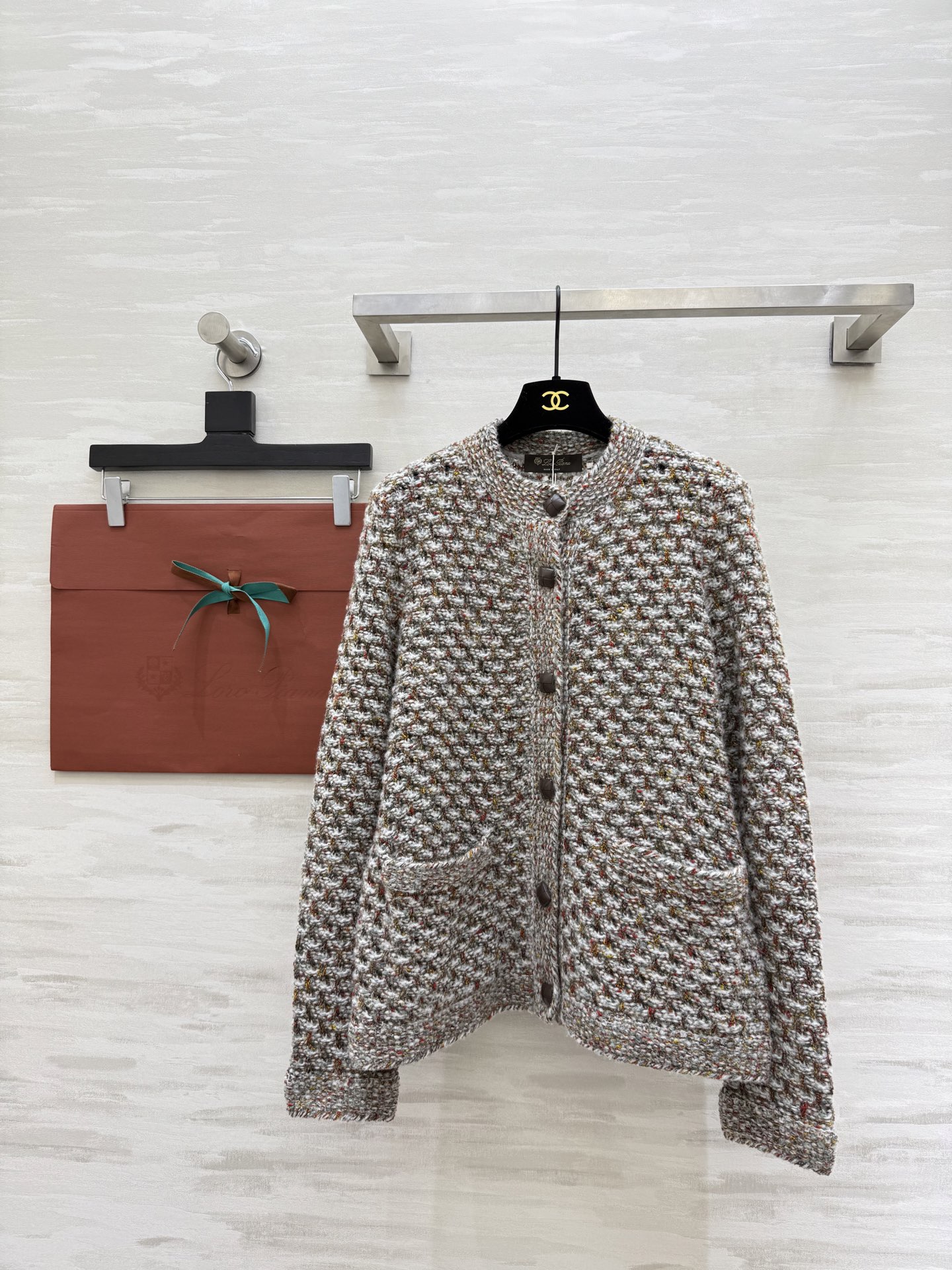 NO:639019,#Loro Pian autumn and winter firework color cashmere cardigan is made of 13-color floral yarn blend. Cashmere + mulberry silk gold ratio. Soft and skin-friendly. Warm and breathable. Handmade crocheting process. Three-dimensional texture. Leather braided buttons are super texture. Straight round neck design. Elegant and versatile. Whether it is suit pants or jeans, you can easily wear it with an old-money atmosphere. High-quality customization  Available now: size S/M/L (S size bust 102, length 62), women's clothing, loro piana, jeans, business suit, gold, alexander wang19860909#Loro Pian秋冬烟花色羊绒开衫 采用13色花纱混纺 山羊绒＋桑蚕丝黄金配比 触感软糯亲肤 保暖又透气 手工钩织工艺 纹理立体 皮革编织排扣超有质感 直身圆领设计 优雅百搭 无论西装裤还是牛仔裤都能轻松穿出老钱风氛围感 高品质定制 现货首发sizeS/M/L（s码胸围102,衣长62）,女装,loro piana,jeans,business suit,gold,alexander wang,Women's clothing