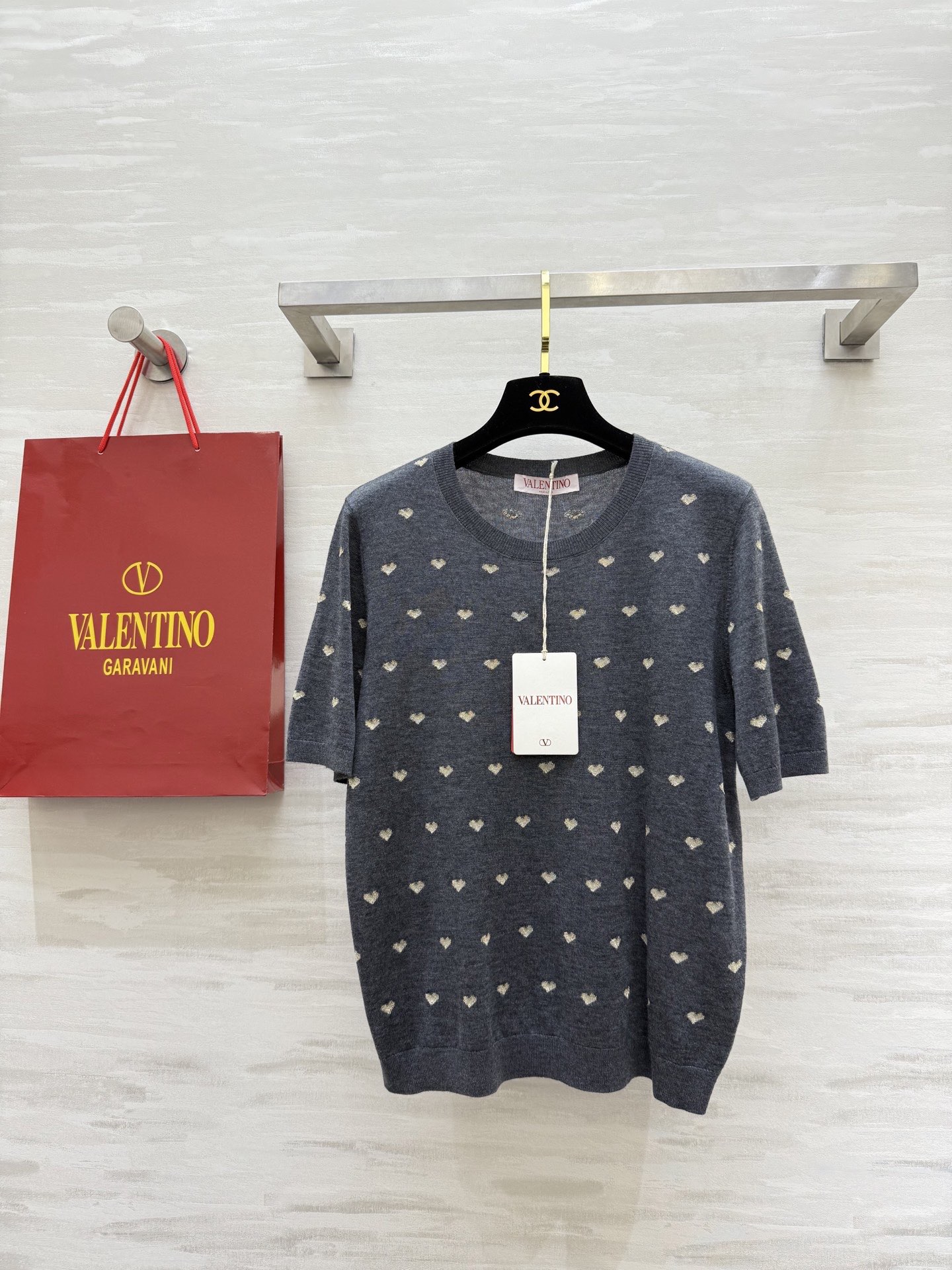 NO:639021,#Valentin new style for autumn and winter Love jacquard wool short-sleeved top Customized wool yarn is skin-friendly and comfortable Sweet love embellishment is exquisite and cute High-quality customization Available in stock first size S/M/L (M size shoulder width 36, bust 96, length 56), Valentino-clothing, valentino, valentino, T-shirt, alexander wang19860909#Valentin秋冬新款 爱心提花羊毛短袖上衣 定制羊毛纱线亲肤舒适 甜美爱心点缀精致可爱 高品质定制 现货首发sizeS/M/L（M码肩宽36,胸围96,衣长56）,华伦天奴-服装,valentino,valentino,T-shirt,alexander wang,Women's clothing