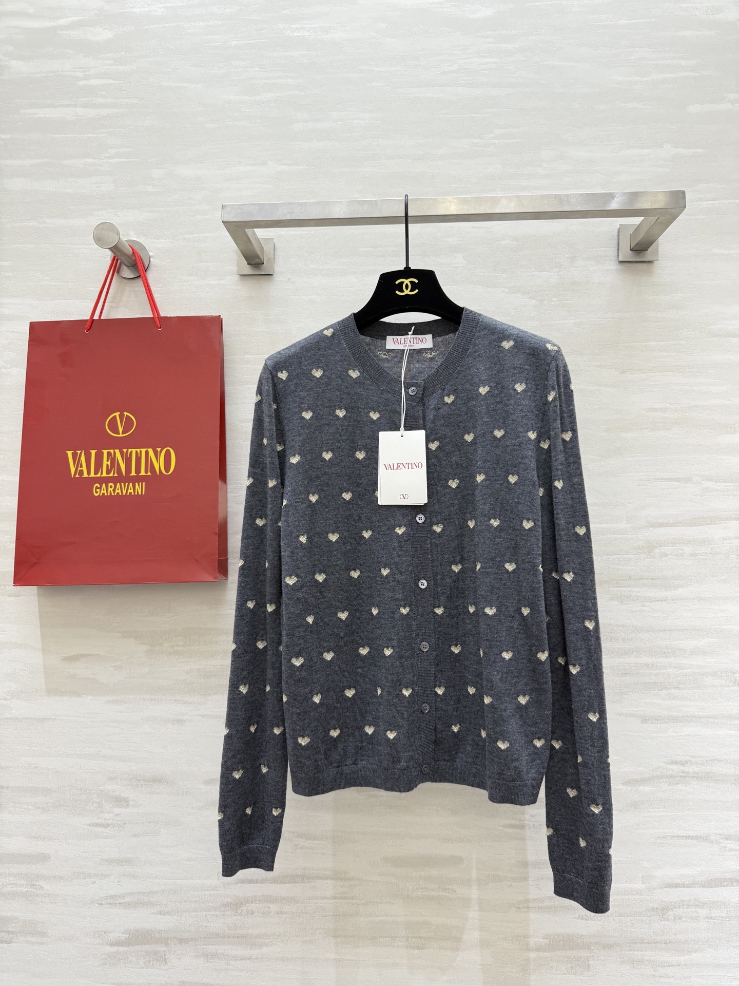 NO:638995,#Valentin Autumn and winter new style Love jacquard wool cardigan Customized wool yarn is skin-friendly and comfortable Sweet love embellishment is exquisite and cute High-quality customization Available in stock first size S/M/L (M size shoulder width 38, bust 96, length 55), Valentino-clothing, valentino, valentino, alexander wang19860909#Valentin秋冬新款 爱心提花羊毛开衫 定制羊毛纱线亲肤舒适 甜美爱心点缀精致可爱 高品质定制 现货首发sizeS/M/L（M码肩宽38,胸围96,衣长55）,华伦天奴-服装,valentino,valentino,alexander wang,Women's clothing