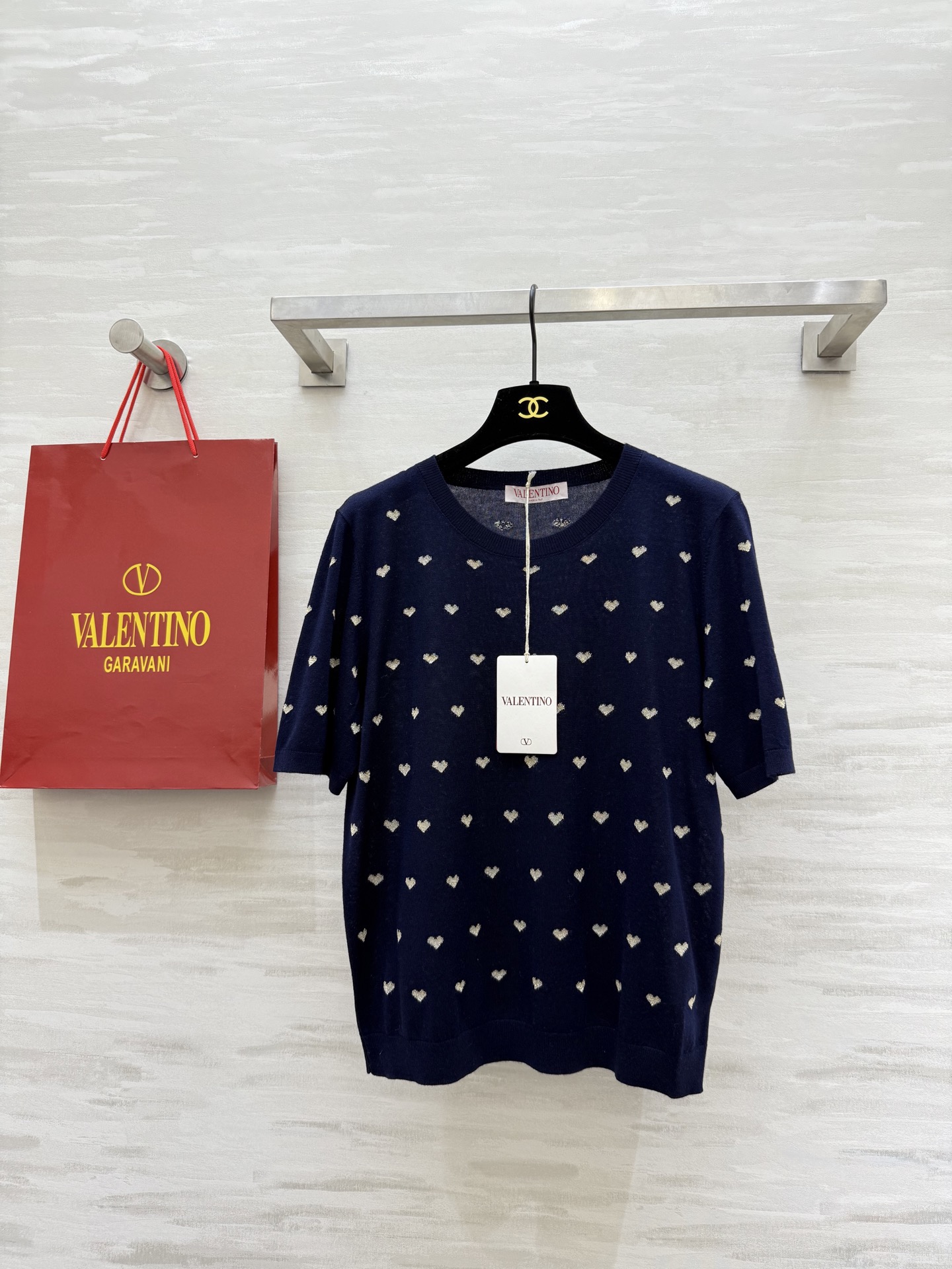 NO:638998,#Valentin new style for autumn and winter Love jacquard wool short-sleeved top Customized wool yarn is skin-friendly and comfortable Sweet love embellishment is exquisite and cute High-quality customization Available in stock first size S/M/L (M size shoulder width 36, bust 96, length 56), Valentino-clothing, valentino, valentino, T-shirt, alexander wang19860909#Valentin秋冬新款 爱心提花羊毛短袖上衣 定制羊毛纱线亲肤舒适 甜美爱心点缀精致可爱 高品质定制 现货首发sizeS/M/L（M码肩宽36,胸围96,衣长56）,华伦天奴-服装,valentino,valentino,T-shirt,alexander wang,Women's clothing