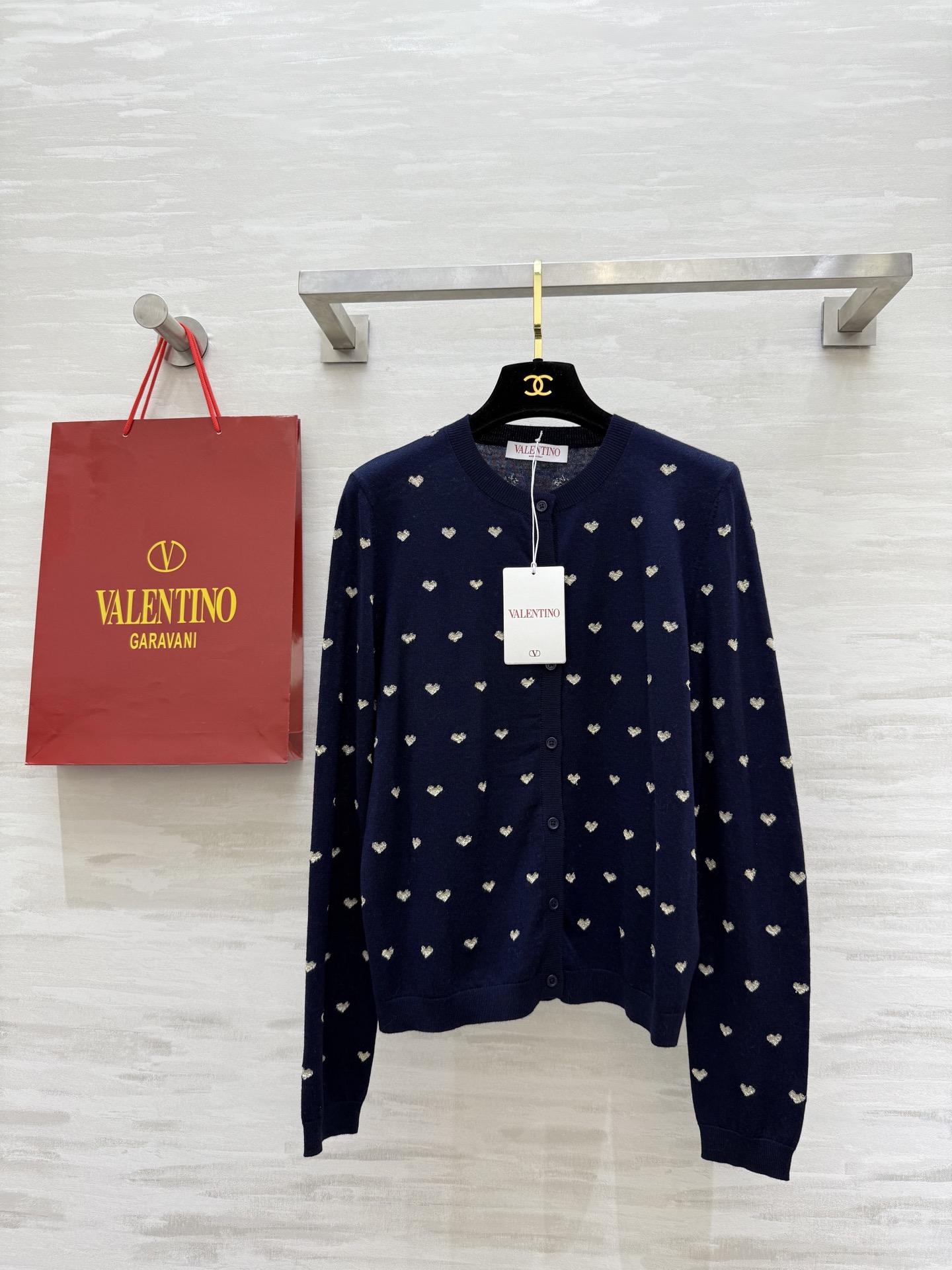 NO:639001,#Valentin Autumn and winter new style Love jacquard wool cardigan Customized wool yarn is skin-friendly and comfortable Sweet love embellishment is exquisite and cute High-quality customization Available in stock first size S/M/L (M size shoulder width 38, bust 96, length 55), Valentino-clothing, valentino, valentino, alexander wang19860909#Valentin秋冬新款 爱心提花羊毛开衫 定制羊毛纱线亲肤舒适 甜美爱心点缀精致可爱 高品质定制 现货首发sizeS/M/L（M码肩宽38,胸围96,衣长55）,华伦天奴-服装,valentino,valentino,alexander wang,Women's clothing