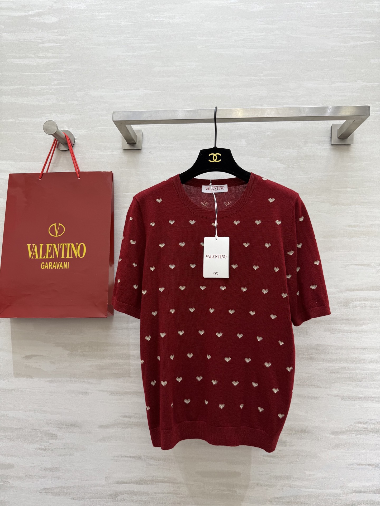 NO:639004,#Valentin new style for autumn and winter Love jacquard wool short-sleeved top Customized wool yarn is skin-friendly and comfortable Sweet love embellishment is exquisite and cute High-quality customization Available in stock first size S/M/L (M size shoulder width 36, bust 96, length 56), Valentino-clothing, valentino, valentino, T-shirt, alexander wang19860909#Valentin秋冬新款 爱心提花羊毛短袖上衣 定制羊毛纱线亲肤舒适 甜美爱心点缀精致可爱 高品质定制 现货首发sizeS/M/L（M码肩宽36,胸围96,衣长56）,华伦天奴-服装,valentino,valentino,T-shirt,alexander wang,Women's clothing