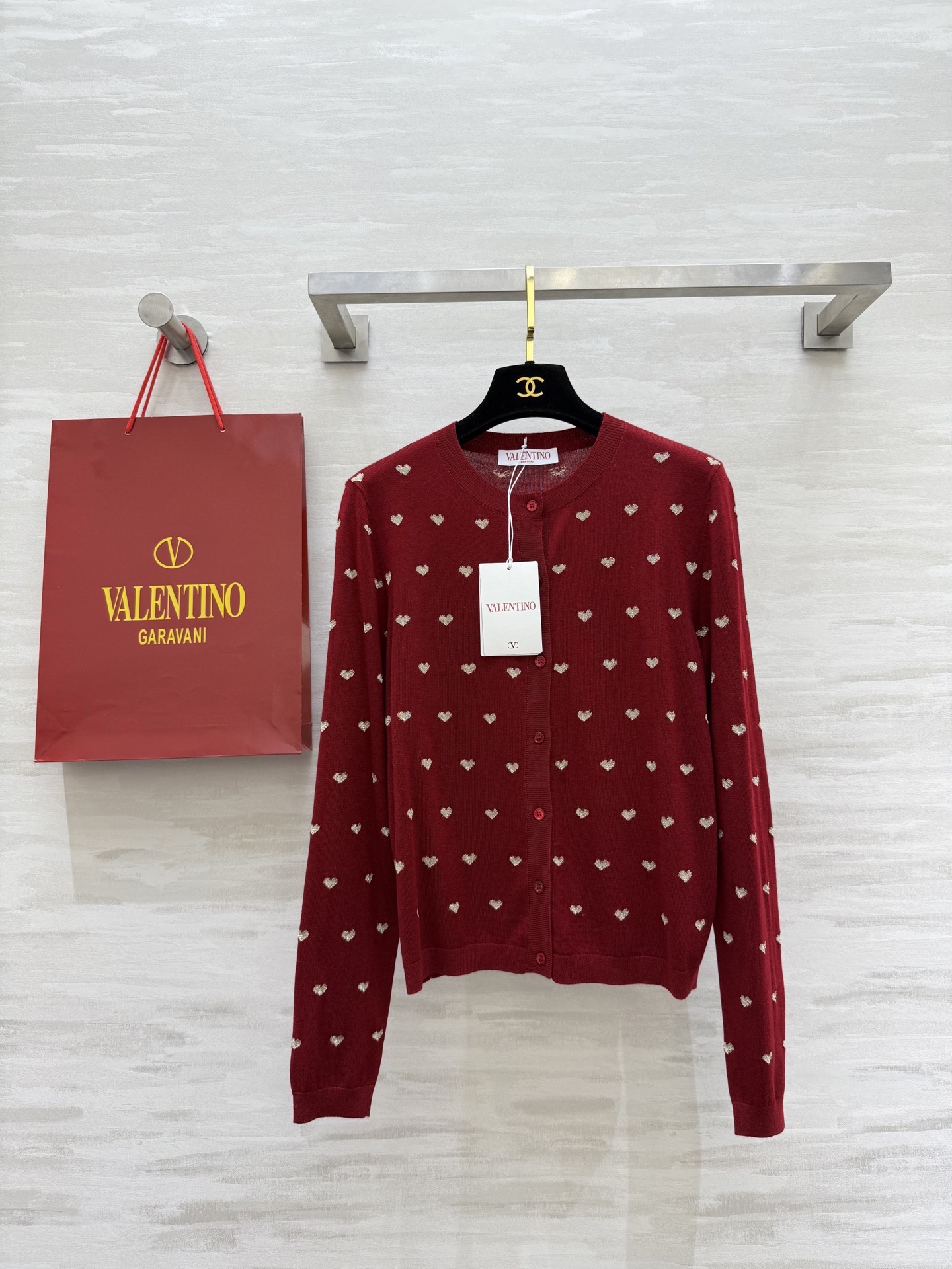 NO:639007,#Valentin Autumn and winter new style Love jacquard wool cardigan Customized wool yarn is skin-friendly and comfortable Sweet love embellishment is exquisite and cute High-quality customization Available in stock first size S/M/L (M size shoulder width 38, bust 96, length 55), Valentino-clothing, valentino, valentino, alexander wang19860909#Valentin秋冬新款 爱心提花羊毛开衫 定制羊毛纱线亲肤舒适 甜美爱心点缀精致可爱 高品质定制 现货首发sizeS/M/L（M码肩宽38,胸围96,衣长55）,华伦天奴-服装,valentino,valentino,alexander wang,Women's clothing