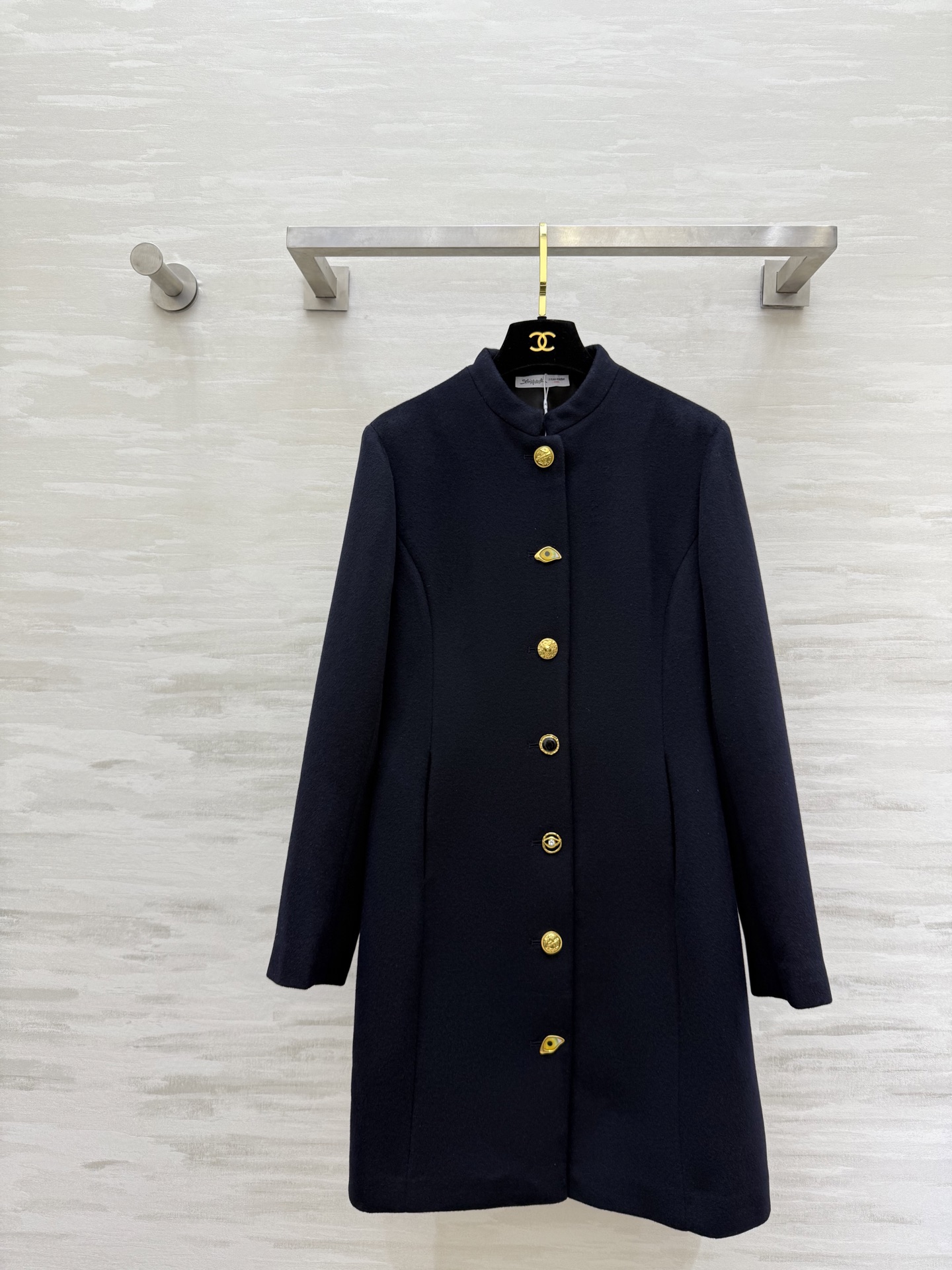 NO:656699,Schiaparelli's new autumn and winter wool blend coat with stand-up collar design and golden buttons is highly recognizable!  Wool blended fabric is very suitable for autumn and winter. The cut is simple and elegant, elegant and capable!  Easily adaptable to a variety of occasions. Collarless design adds a modern feel. Looks great with shirts or knitwear. Both retro and fashionable. High-quality customization. Available in stock now in sizes S/M/L (S size bust 88, length 84), jackets & coats, alexander wang19860909Schiaparelli秋冬新款 羊毛混纺大衣外套 立领设计＋金色纽扣 辨识度超高！羊毛混纺面料秋冬穿超合适的 剪裁简约大方 优雅又干练！轻松应对多种场合 无领设计增添现代感 搭配衬衣或针织都很出彩 复古与时尚兼备 高品质定制 现货首发sizeS/M/L（s码胸围88,衣长84）,,jackets & coats,alexander wang,Women's clothing