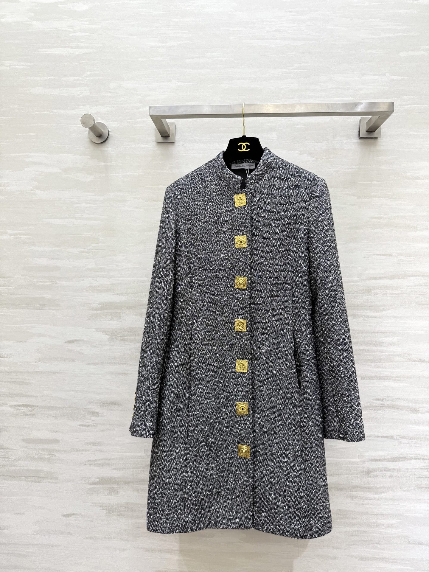 NO:656707,Schiaparelli's new autumn and winter wool blend coat with stand-up collar design and golden buttons is highly recognizable!  Wool blended fabric is very suitable for autumn and winter. The cut is simple and elegant, elegant and capable!  Easily adaptable to a variety of occasions. Collarless design adds a modern feel. Looks great with shirts or knitwear. Both retro and fashionable. High-quality customization. Available in stock now in sizes S/M/L (S size bust 88, length 84), jackets & coats, alexander wang19860909Schiaparelli秋冬新款 羊毛混纺大衣外套 立领设计＋金色纽扣 辨识度超高！羊毛混纺面料秋冬穿超合适的 剪裁简约大方 优雅又干练！轻松应对多种场合 无领设计增添现代感 搭配衬衣或针织都很出彩 复古与时尚兼备 高品质定制 现货首发sizeS/M/L（s码胸围88,衣长84）,,jackets & coats,alexander wang,Women's clothing