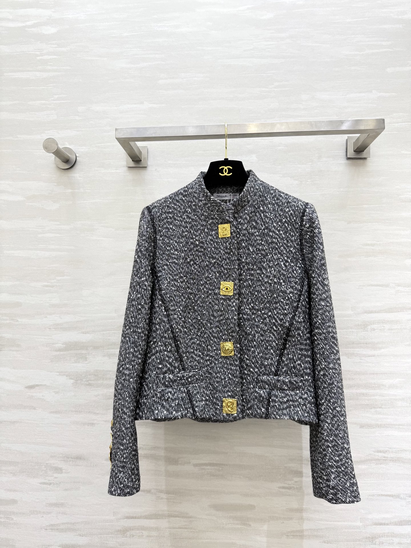 NO:657496,Schiaparelli's new autumn and winter wool blended short jacket, stand-up collar design + gold buttons, highly recognizable!  Wool blended fabric is very suitable for autumn and winter. The cut is simple and elegant, elegant and capable!  Easily adaptable to a variety of occasions. Collarless design adds a modern feel. Looks great with shirts or knitwear. Both retro and fashionable. High-quality customization. Available in stock now in sizes S/M/L (S size bust 88, length 48), jackets & coats, alexander wang19860909Schiaparelli秋冬新款 羊毛混纺短款外套 立领设计＋金色纽扣 辨识度超高！羊毛混纺面料秋冬穿超合适的 剪裁简约大方 优雅又干练！轻松应对多种场合 无领设计增添现代感 搭配衬衣或针织都很出彩 复古与时尚兼备 高品质定制 现货首发sizeS/M/L（s码胸围88,衣长48）,,jackets & coats,alexander wang,Women's clothing