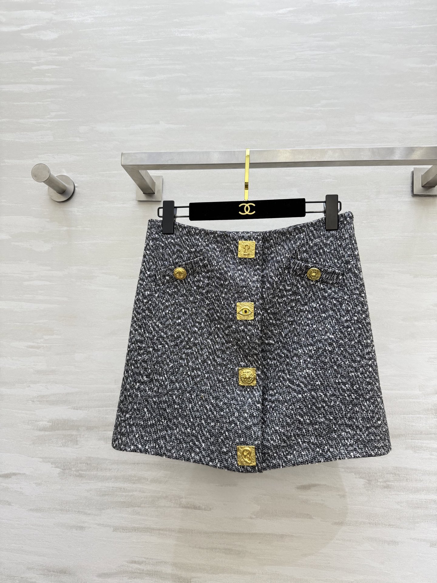 NO:657492,Schiaparelli's new autumn and winter wool blended skirt. Wool blended fabric is very suitable for autumn and winter. The cut is simple and elegant, elegant and capable!  Easily adaptable to a variety of occasions. Collarless design adds a modern feel. Looks great with shirts or knitwear. Both retro and fashionable. High-quality customization. Available in stock in sizes S/M/L (S size waist 68, skirt length 38), skirts, alexander wang19860909Schiaparelli秋冬新款 羊毛混纺半裙 羊毛混纺面料秋冬穿超合适的 剪裁简约大方 优雅又干练！轻松应对多种场合 无领设计增添现代感 搭配衬衣或针织都很出彩 复古与时尚兼备 高品质定制 现货首发sizeS/M/L（s码腰围68,裙长38）,,skirts,alexander wang,Women's clothing