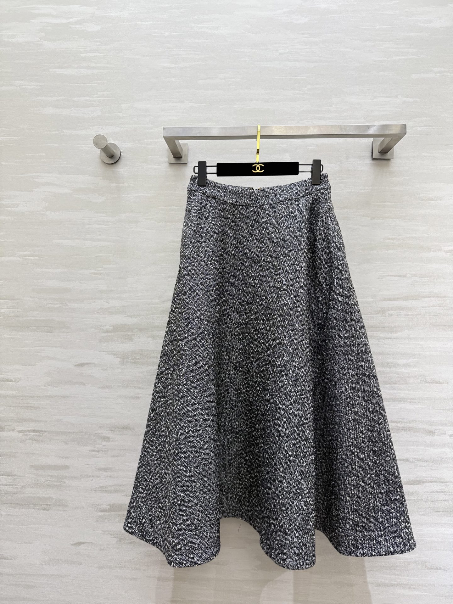 NO:657491,Schiaparelli's new autumn and winter wool blend A-hem long skirt. Wool blend fabric is very suitable for autumn and winter. The cut is simple and elegant, elegant and capable!  Easily adaptable to various occasions. The collarless design adds a modern feel. It goes well with shirts or knitted clothes. It is both retro and fashionable. High-quality customization. Available in stock now in sizes S/M/L (S size waist 64, skirt length 88), skirts, alexander wang19860909Schiaparelli秋冬新款 羊毛混纺A摆长款半裙 羊毛混纺面料秋冬穿超合适的 剪裁简约大方 优雅又干练！轻松应对多种场合 无领设计增添现代感 搭配衬衣或针织都很出彩 复古与时尚兼备 高品质定制 现货首发sizeS/M/L（s码腰围64,裙长88）,,skirts,alexander wang,Women's clothing