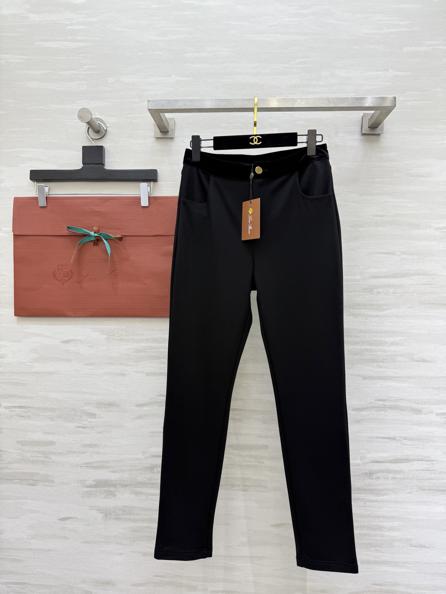 NO:639015,Loro Pian's new autumn and winter high-waisted stretch black pants are slim and slim. The nine-point pants are super versatile!  The high-waisted design lengthens the proportions of the legs. The elastic fabric is comfortable and comfortable to wear. It can be easily held in various occasions, whether commuting or leisure. It can also be added with velvet to keep warm in autumn and winter. Full marks for practicality!  It looks great with shirts, sweatshirts or jackets. It is a must-have item in the wardrobe ~ High-quality customization. Available in stock first size S/M/L (S size waist 66, pants length 98), women's clothing, loro piana, hoodie, sweatshirts, jackets & coats, alexander wang19860909Loro Pian秋冬新款 高腰弹力小黑裤 修身显瘦 九分裤长超百搭！高腰设计拉长腿部比例 弹力面料穿着舒适又自在 无论通勤还是休闲 能轻松hold住各种场合 秋冬季节还能加绒保暖 实用性满分！搭配衬衣 卫衣或外套都很出彩 是衣橱必备单品~高品质定制 现货首发sizeS/M/L（s码腰围66,裤长98）,女装,loro piana,hoodie,sweatshirts,jackets & coats,alexander wang,Women's clothing