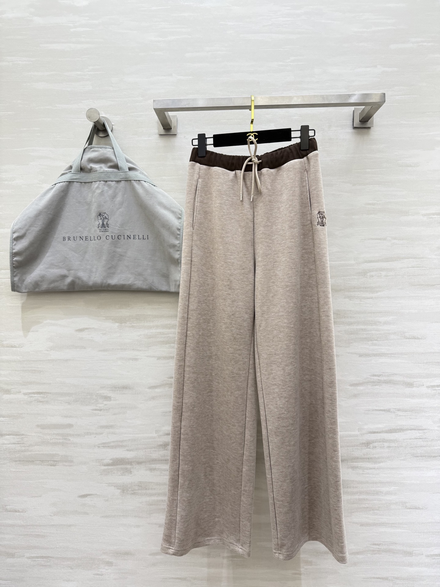 NO:638989,#Brunello Cucinell's new fall and winter wool wide-leg pants are made of high-quality wool blend, soft and warm, and super comfortable to wear in autumn and winter!  High waist + contrasting waistband, perfect details, loose wide leg design, comfortable and fashionable to modify the leg shape, match with sweater or suit jacket, easy to get elegant and casual daily style ~ high quality customization, available in stock first size S/M/L (S size elastic waist 64, pants length 101), women's clothing, brunello cucinelli, jackets & coats, sweaters, business suit, alexander wang19860909#Brunello Cucinell秋冬新款 羊毛阔腿裤 采用高品质羊毛混纺 柔软又保暖 秋冬穿超舒服！高腰＋撞色腰头 细节满分 宽松阔腿设计 修饰腿型舒适时髦 搭配毛衣或西装外套 轻松get优雅随性日常造型~高品质定制 现货首发sizeS/M/L（s码弹力腰围64,裤长101）,女装,brunello cucinelli,jackets & coats,sweaters,business suit,alexander wang,Women's clothing