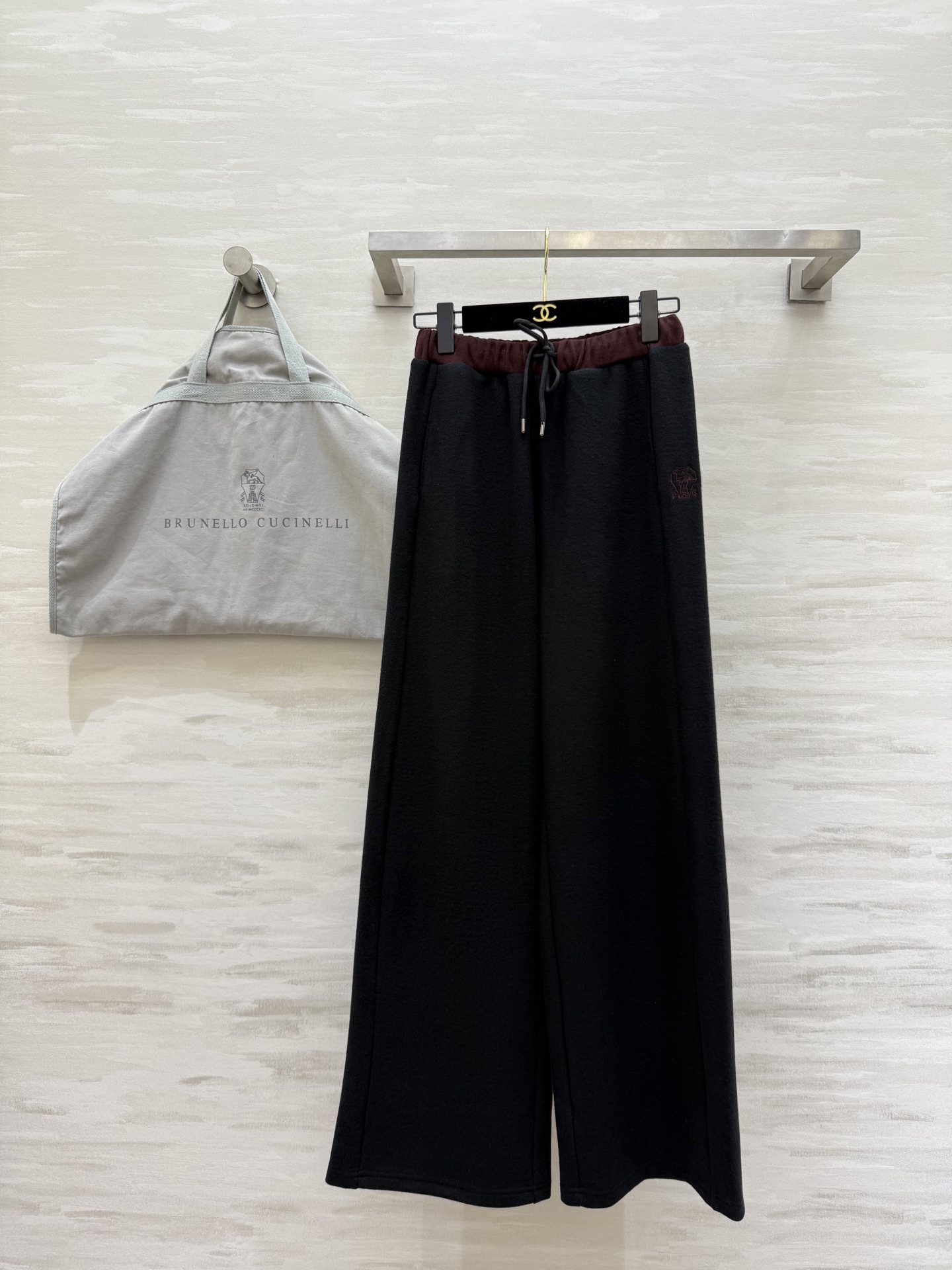 NO:638993,#Brunello Cucinell's new fall and winter wool wide-leg pants are made of high-quality wool blend, soft and warm, and super comfortable to wear in autumn and winter!  High waist + contrasting waistband, perfect details, loose wide leg design, comfortable and fashionable to modify the leg shape, match with sweater or suit jacket, easy to get elegant and casual daily style ~ high quality customization, available in stock first size S/M/L (S size elastic waist 64, pants length 101), women's clothing, brunello cucinelli, jackets & coats, sweaters, business suit, alexander wang19860909#Brunello Cucinell秋冬新款 羊毛阔腿裤 采用高品质羊毛混纺 柔软又保暖 秋冬穿超舒服！高腰＋撞色腰头 细节满分 宽松阔腿设计 修饰腿型舒适时髦 搭配毛衣或西装外套 轻松get优雅随性日常造型~高品质定制 现货首发sizeS/M/L（s码弹力腰围64,裤长101）,女装,brunello cucinelli,jackets & coats,sweaters,business suit,alexander wang,Women's clothing