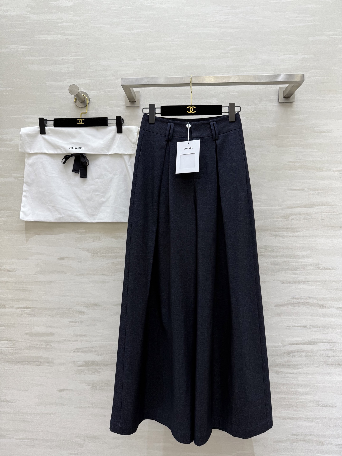 NO:638974,#Chane is an invincible hot product. Evergreen style. Straight-leg wide swing trousers. The shape of the trousers is very positive. Super fashionable and high-end slimming. Customers can make up for it. Super versatile item. High-quality customized sizeS/M/L/XL (M size waist 70, hip 118, trouser length 107), Chanel-clothing, chanel, chanel, alexander wang19860909#Chane无敌爆品 万年长青款 直筒大摆长裤 裤型非常正 超级时髦高级显瘦 客户拿补 超级百搭单品 高品质定制sizeS/M/L/XL（M码腰围70,臀围118,裤长107）,香奈儿-服装,chanel,chanel,alexander wang,Women's clothing