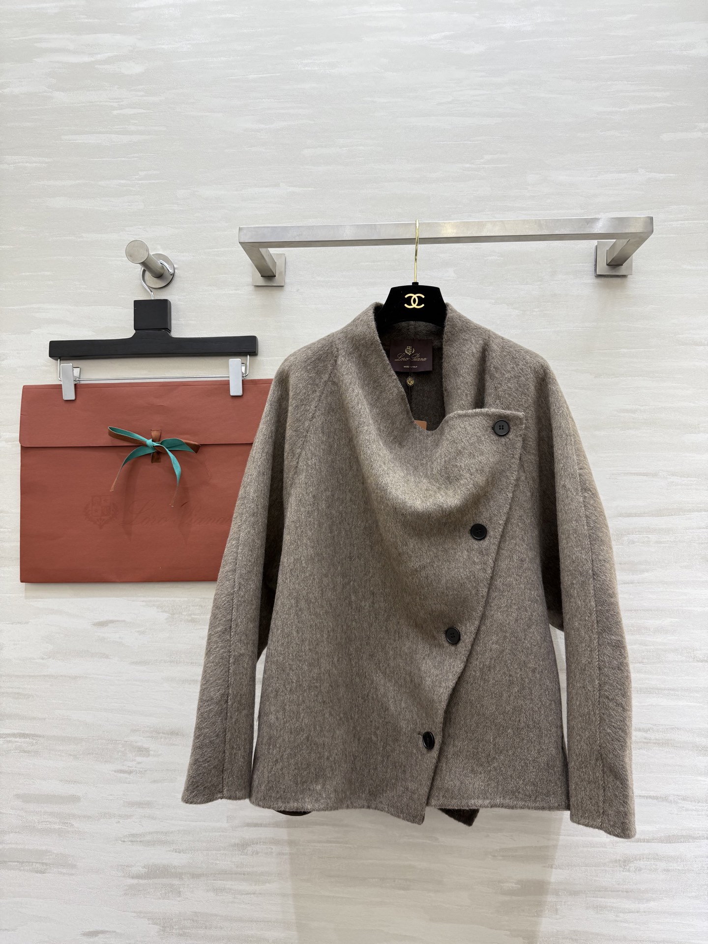 NO:658751,#Loro Piana outfit｜LP diagonal button wool jacket, customized double-sided wool fabric, high quality, available in stock first time, sizeS/M/L (M size shoulder strap bust 126, length 68),,loro piana,loro piana,jackets & coats,alexander wang19860909#Loro Piana穿搭｜LP斜扣羊毛外套 定制双面羊毛面料 高品质 现货首发sizeS/M/L（M码溜肩胸围126,衣长68）,,loro piana,loro piana,jackets & coats,alexander wang,Women's clothing