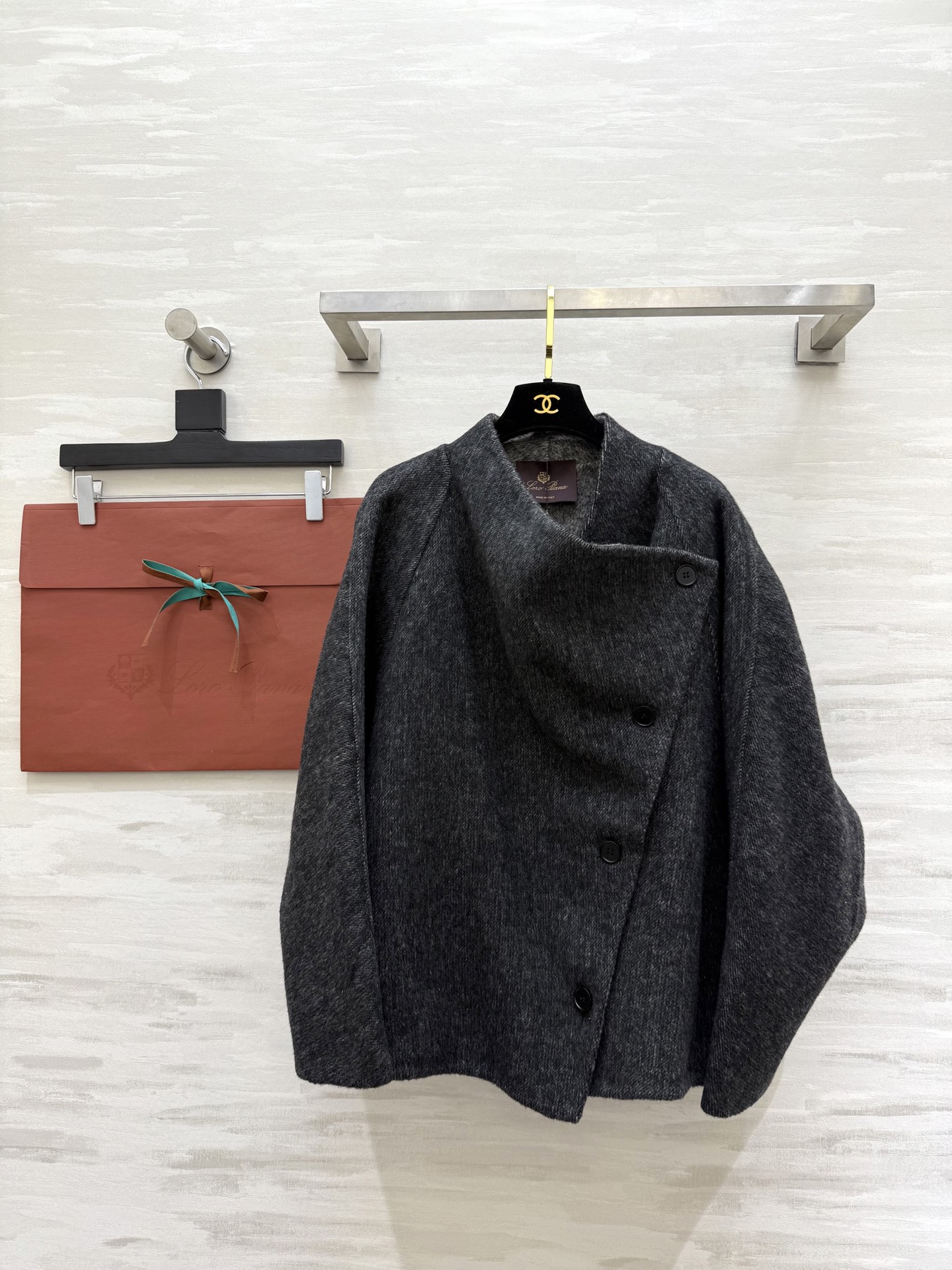 NO:658753,#Loro Piana outfit｜LP diagonal button wool jacket, customized double-sided wool fabric, high quality, available in stock first time, sizeS/M/L (M size shoulder strap bust 126, length 68),,loro piana,loro piana,jackets & coats,alexander wang19860909#Loro Piana穿搭｜LP斜扣羊毛外套 定制双面羊毛面料 高品质 现货首发sizeS/M/L（M码溜肩胸围126,衣长68）,,loro piana,loro piana,jackets & coats,alexander wang,Women's clothing