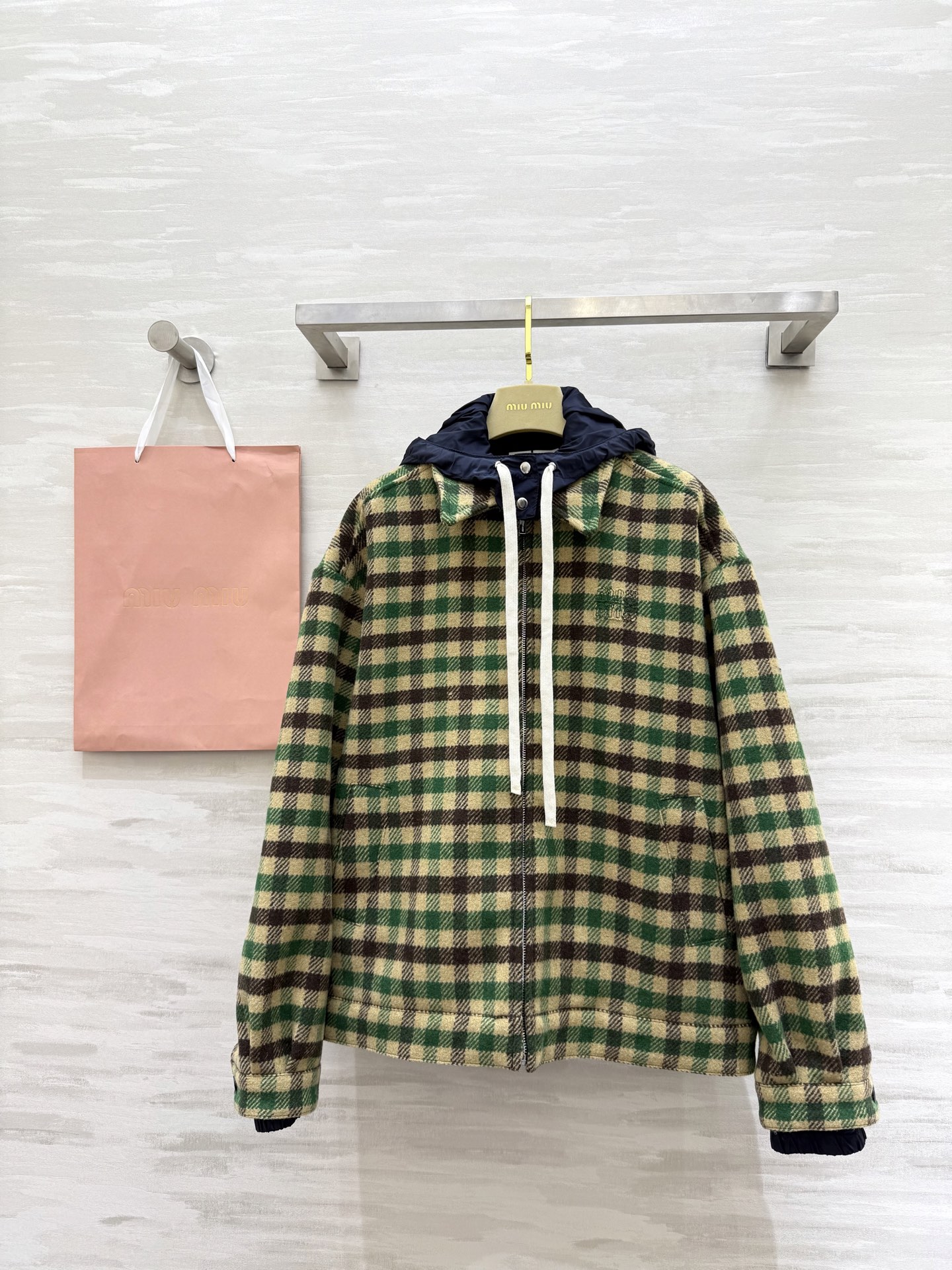 NO:658754,#Miumi autumn and winter new style hooded plaid jacket. Removable hood design. The outer plaid pattern is casual and fashionable. High-quality customization. Ready for sale. SizeS/M/L (S size bust 116, length 63),,miumiu,jackets & coats,hats,alexander wang19860909#Miumi秋冬新款 连帽格纹外套 可拆卸连帽设计 外层格纹休闲时髦 高品质定制 现货首发sizeS/M/L（s码胸围116,衣长63）,,miumiu,jackets & coats,hats,alexander wang,Women's clothing