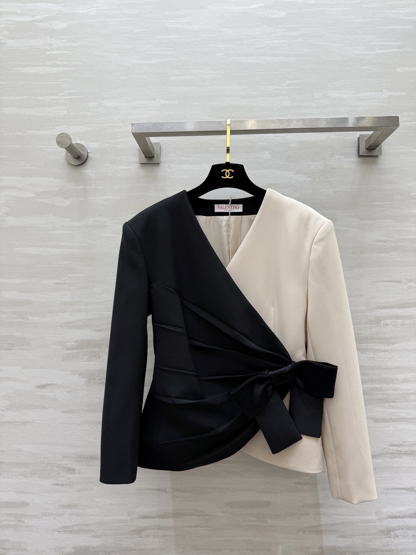 NO:658760,Valentino Valentino｜New high-end chaebol heroine series｜High-quality customization, available in stock first sizeS/M/L (S size bust 92, length 53,,valentino,valentino,alexander wang19860909华伦天奴Valentino｜新款高级财阀大女主系列｜高品质定制 现货首发sizeS/M/L（s码胸围92,衣长53,,valentino,valentino,alexander wang,Women's clothing