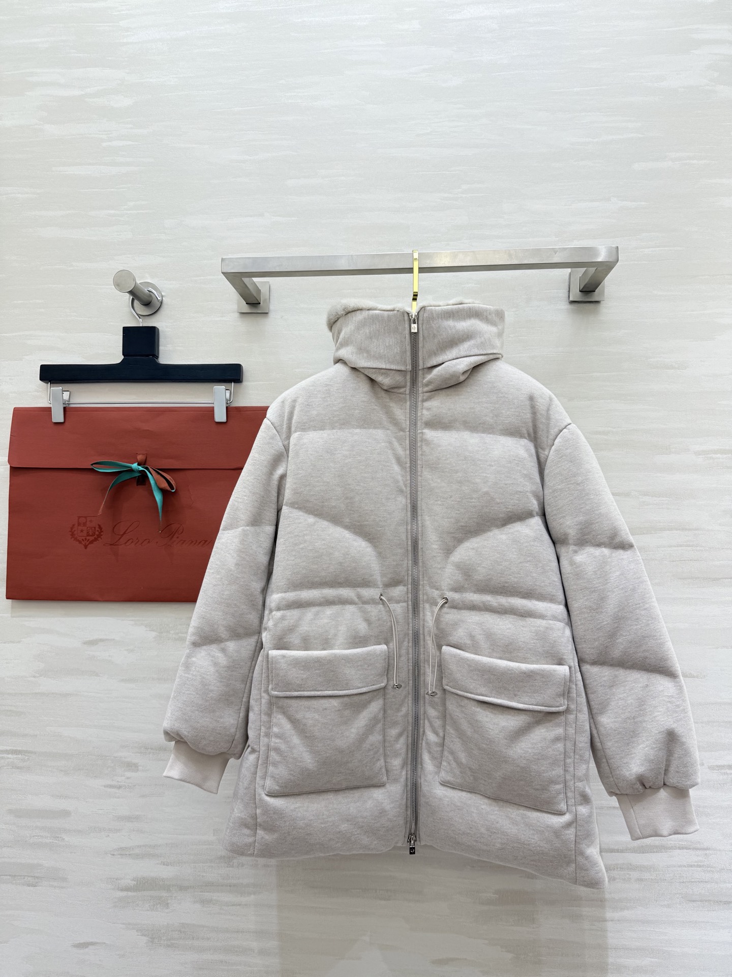 NO:658762,Comes with dust bag #Loro Pian new autumn and winter hooded goose down jacket, 90% white goose down filling on the inside, wool acetate blend on the outside, environmentally friendly fur collar, high quality customization, available in stock, sizeS/M/L (S size bust 108, length 70),,loro piana,hats, 19860909配防尘袋#Loro Pian秋冬新款 连帽鹅绒服 内里90白鹅绒填充 外层羊毛醋酸混纺 领口环保毛领 高品质定制 现货首发sizeS/M/L（s码胸围108,衣长70）,,loro piana,hats, ,Women's clothing