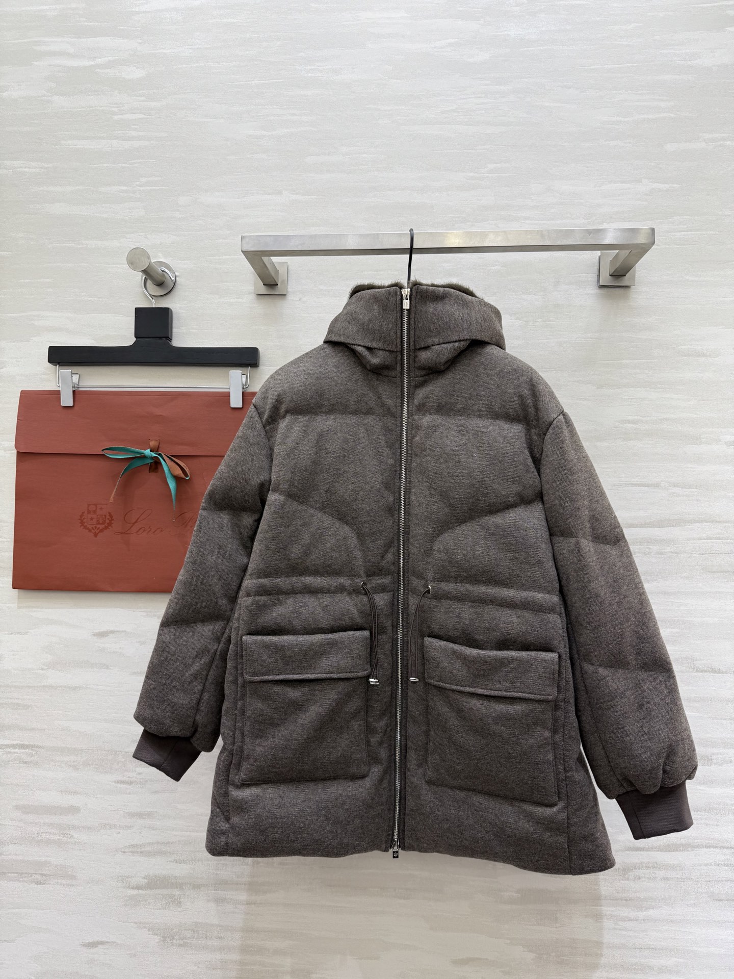 NO:658768,Comes with dust bag #Loro Pian new autumn and winter hooded goose down jacket, 90% white goose down filling on the inside, wool acetate blend on the outside, environmentally friendly fur collar, high quality customization, available in stock, sizeS/M/L (S size bust 108, length 70),,loro piana,hats,alexander wang19860909配防尘袋#Loro Pian秋冬新款 连帽鹅绒服 内里90白鹅绒填充 外层羊毛醋酸混纺 领口环保毛领 高品质定制 现货首发sizeS/M/L（s码胸围108,衣长70）,,loro piana,hats,alexander wang,Women's clothing