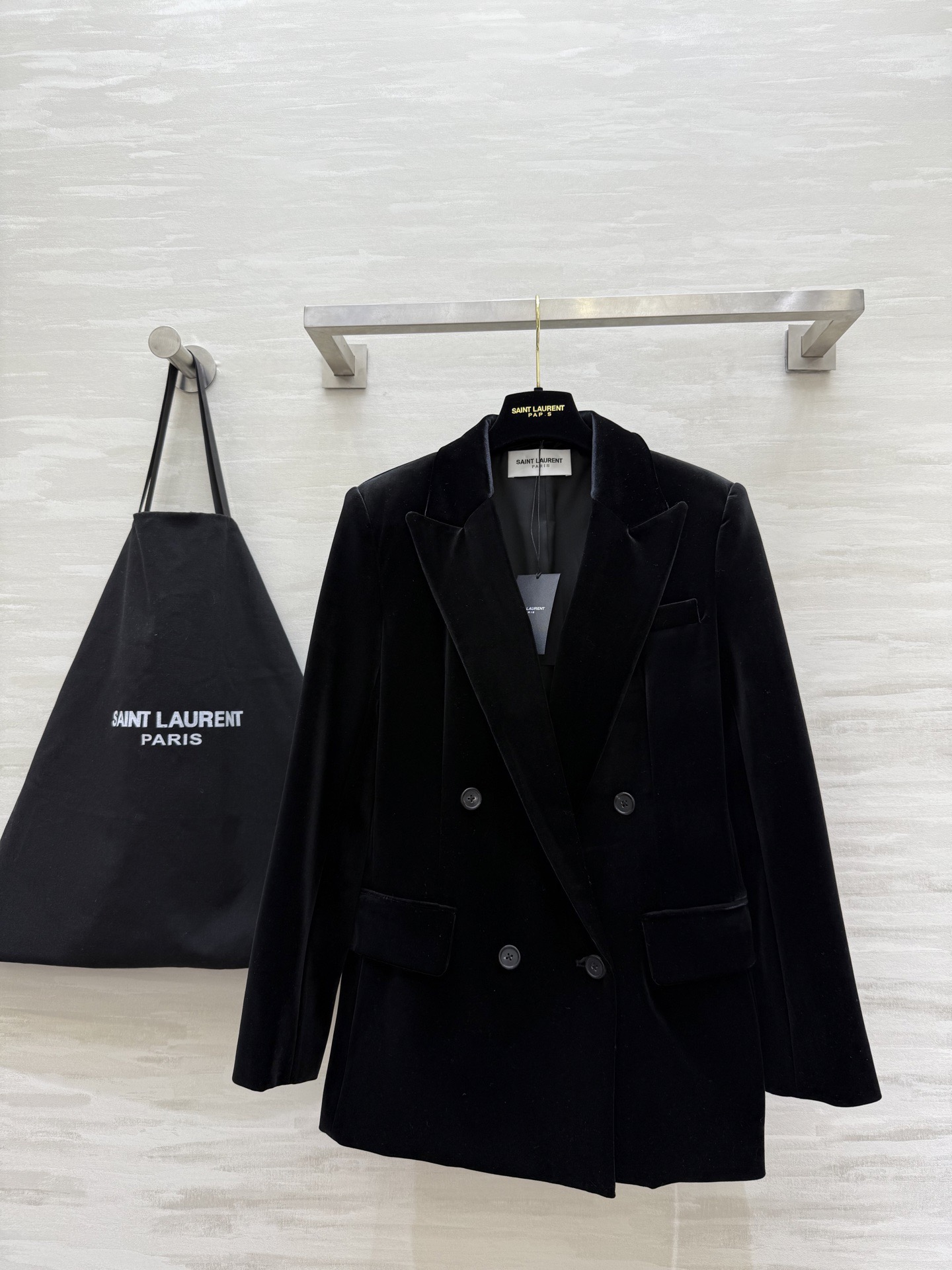 NO:663014,#Saint Lauren's new autumn and winter velvet suit jacket, double-breasted + wide lapel design, full of retro and modern feel!  High-quality velvet fabric, soft and delicate to the touch, very aura when worn, neat tailoring and smooth lines, looks great with shirts or dresses, suitable for formal occasions or high-end parties, attention to detail is a must, exquisite attitude towards life, get it!  High-quality customization, available in stock, sizeS/M/L/XL (shoulder width 40, bust 104, length 72 for size M), saint laurent, skirts, jackets & coats, shirts, business suit,  19860909#Saint Lauren秋冬新款 丝绒西装外套 双排扣＋宽大翻领设计 复古摩登感满满！高品质丝绒面料 手感柔软细腻 穿上超有气场 剪裁利落线条流畅 无论搭配衬衫还是连衣裙都很出彩 适合正式场合或高端聚会 细节控必入 精致生活态度get！高品质定制 现货首发sizeS/M/L/XL（M码肩宽40,胸围104,衣长72）,,saint laurent,skirts,jackets & coats,shirts,business suit, ,Women's clothing