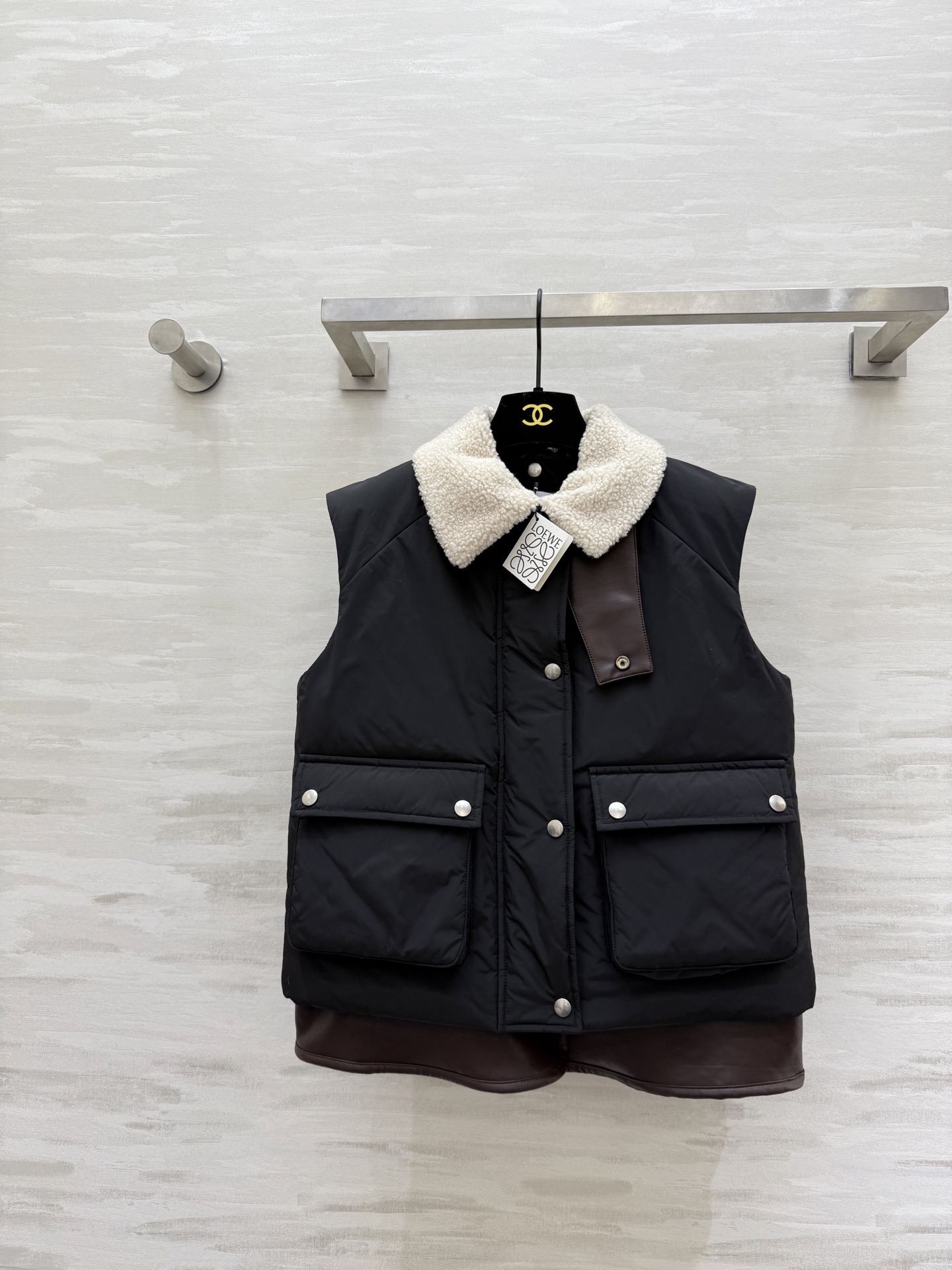 NO:663030,#Loewss Eco-friendly teddy velvet two-piece vest jacket High quality customization Available in stock first sizeS/M/L (S size bust 100, length 59),,loewe,jackets & coats, 19860909#Loewss 环保泰迪绒两件套马甲外套 高品质定制 现货首发sizeS/M/L（s码胸围100,衣长59）,,loewe,jackets & coats, ,Women's clothing