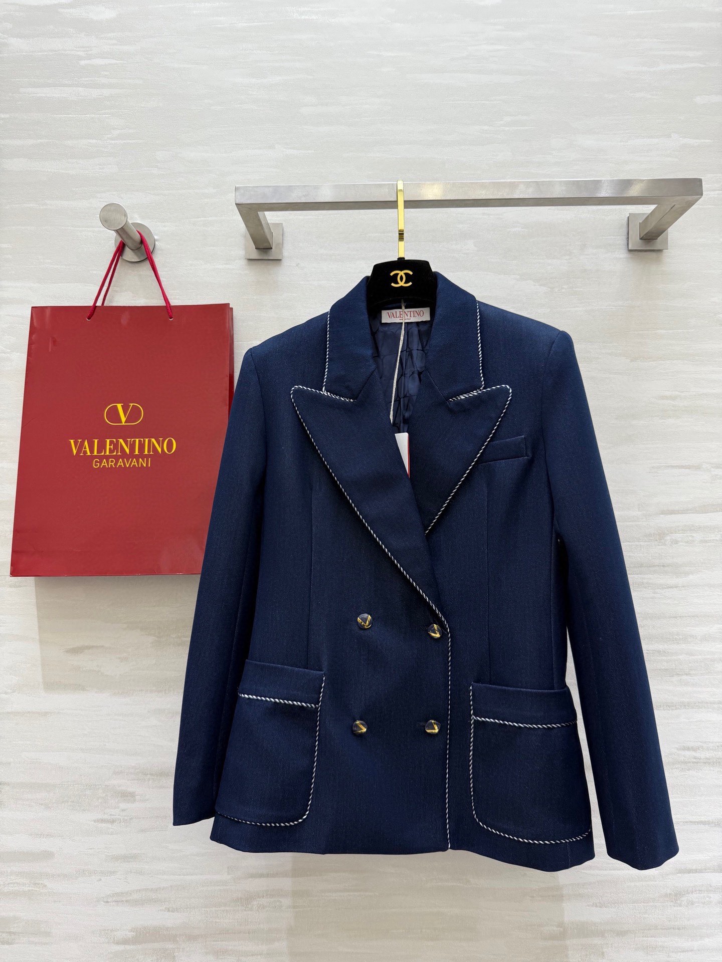NO:663696,#Valentin new autumn and winter style Danny denim suit jacket, high quality customization, available in stock first size S/M/L/XL (M size shoulder width 38, chest 92, length 66),,valentino,jackets & coats,business suit, 19860909#Valentin秋冬新款 丹尼牛仔西装外套 高品质定制 现货首发sizeS/M/L/XL（M码肩宽38,胸围92,衣长66）,,valentino,jackets & coats,business suit, ,Women's clothing