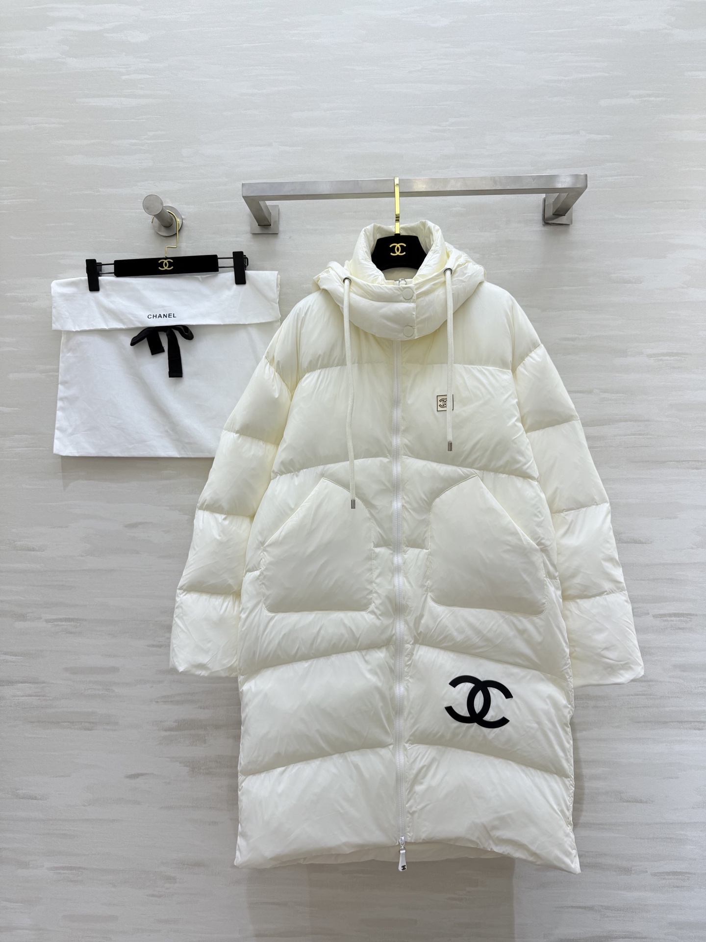 NO:663672,Comes with dust bag #Chane's new autumn and winter long down jacket. The classic double C Logo on the back is very recognizable!  Filled with white duck down, perfect for warmth retention, super safe to wear in winter. Hooded design + loose fit, comfortable and fashionable. The off-white color is versatile and looks good with any outfit. It can be easily used for daily commuting and outdoor activities!  High-quality customization, available in stock, size 36/38/40 (size 38, shoulder width 55, bust 122, length 100), chanel, down jacket, hats,  19860909配防尘袋#Chane秋冬新款长款羽绒棉服 背部经典双C Logo超有辨识度！白鸭绒填充 保暖力满分 冬天穿超安心 连帽设计＋宽松版型 舒适又时髦 米白色百搭怎么搭都好看 日常通勤、户外活动都能轻松驾驭！高品质定制 现货首发size36/38/40（38码肩宽55,胸围122,衣长100）,,chanel,down jacket,hats, ,Women's clothing
