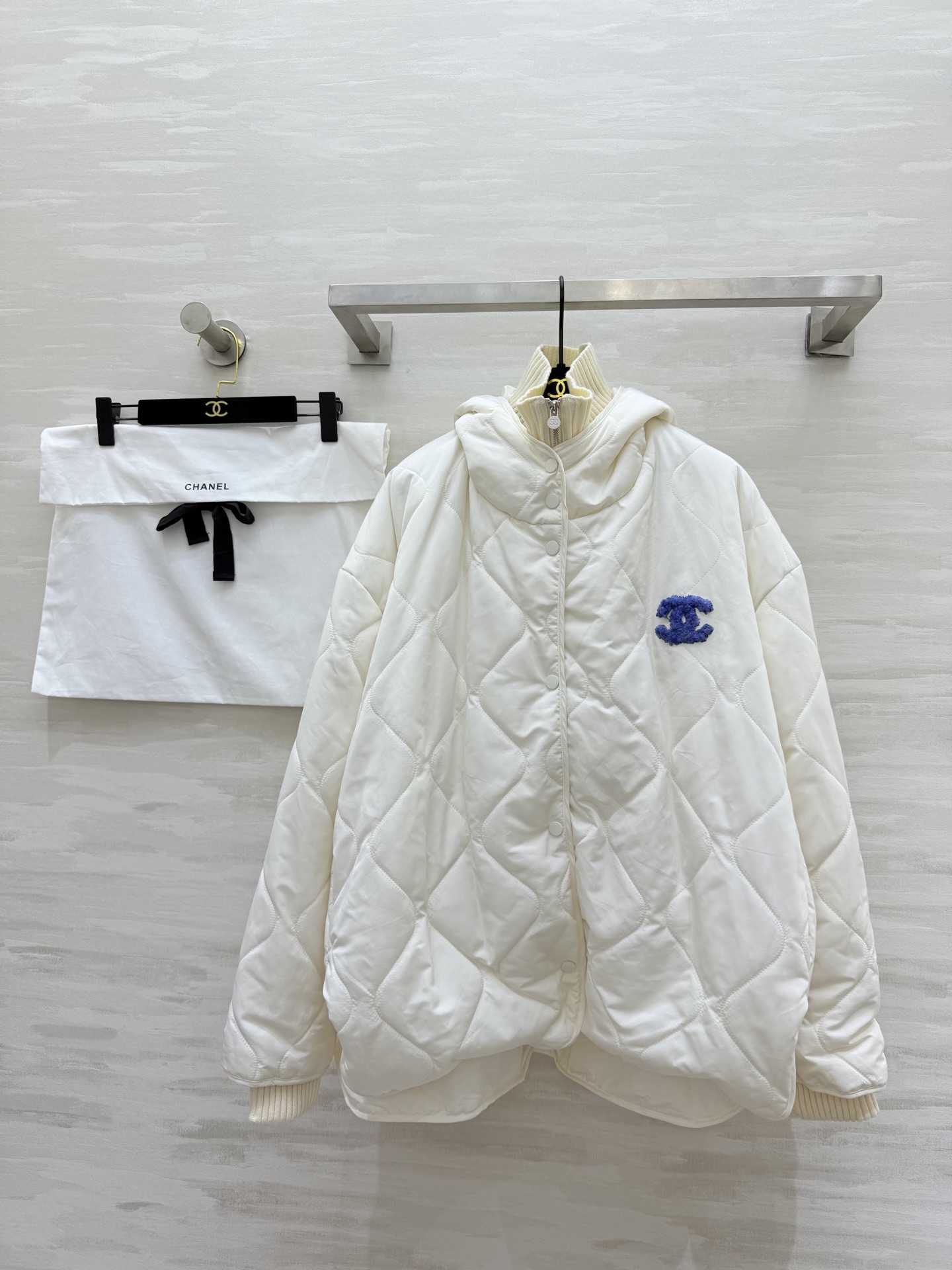 NO:663661,#Chane autumn and winter new style diamond quilted jacket, fake two-piece design, high quality customization, ready for sale, size 36/38/40,,chanel,jackets & coats, 19860909#Chane秋冬新款 菱格夹棉外套 假两件设计 高品质定制 现货首发size36/38/40,,chanel,jackets & coats, ,Women's clothing