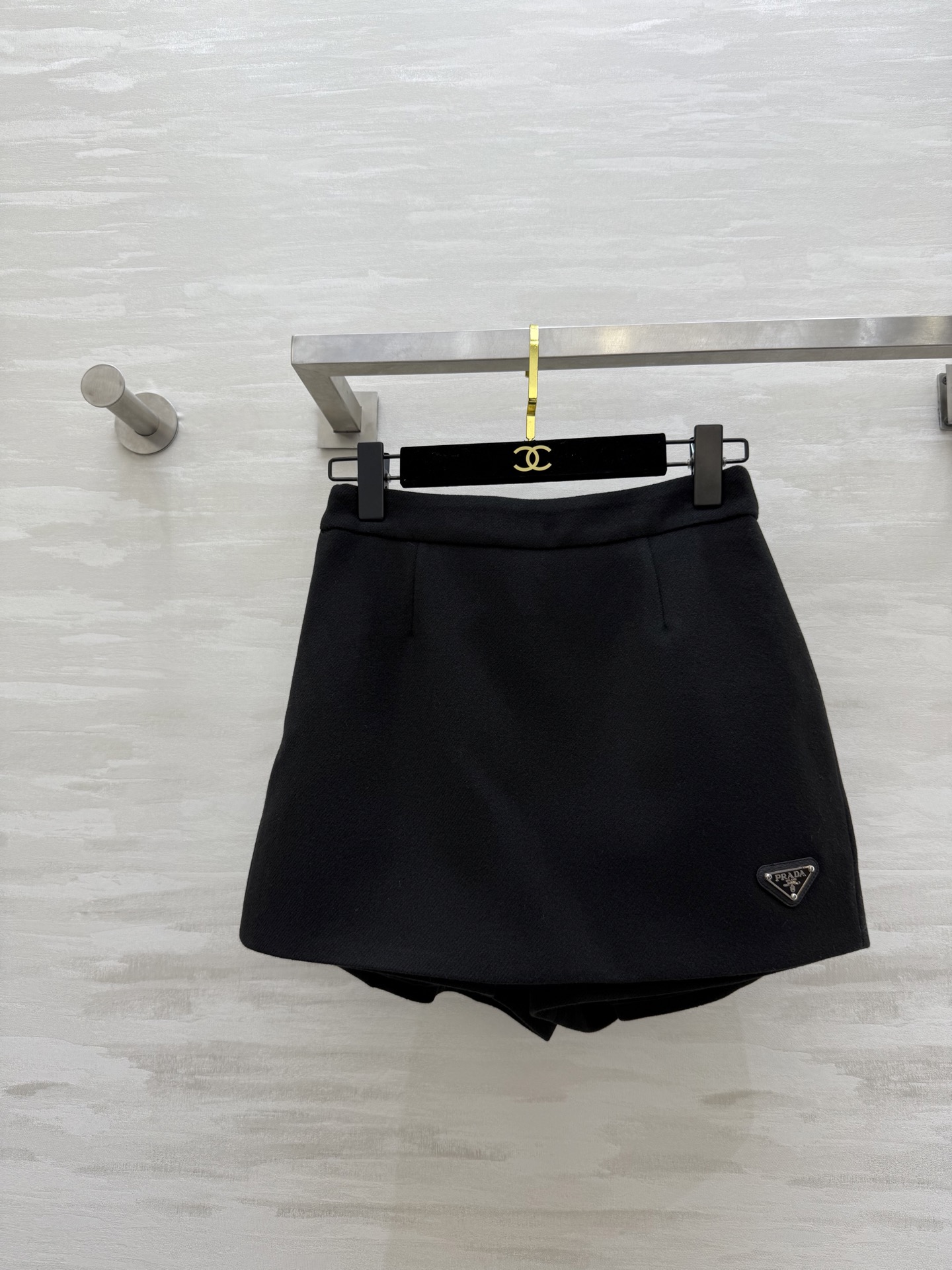 NO:663671,#Prad autumn and winter new wool pants, playful and fashionable, anti-exposure safety pants design inside, three-dimensional tailoring, high-quality customization, ready for sale, size S/M/L/XL (M size waist 70, hip 96, length 35),, prada, skirts,  19860909#Prad秋冬新款羊毛裤裙 俏皮时髦 内里防走光安全裤设计 立体剪裁版型 高品质定制 现货首发sizeS/M/L/XL（M码腰围70,臀围96,衣长35）,,prada,skirts, ,Women's clothing