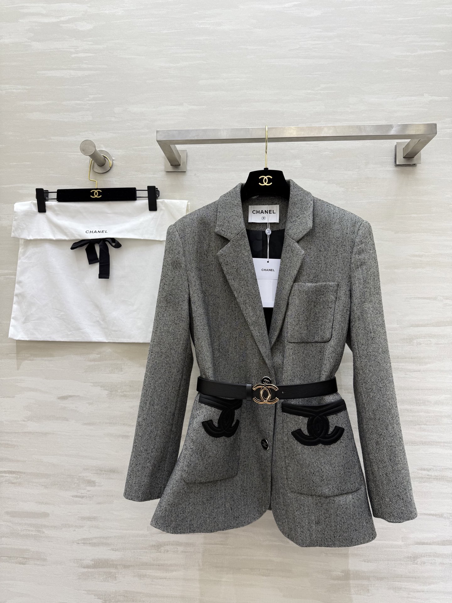 NO:664719,#Chane Early Spring New Style Waist blazer Wool blended fabric Single-breasted + lapel design Black leather belt with double C metal buckle The waist is narrowed to show the body curve Double C embroidery on the pocket Full details French retro style Can be worn for daily commuting Elegant with skirts and smart with trousers Easily switch between multiple styles!  High-quality customization, available in stock, size 36/38/40/42 (size 38, shoulder width 42, bust 106, length 71), chanel, skirts, jackets & coats, business suit,  19860909#Chane早春新款 收腰西装外套 羊毛混纺面料 单排扣＋翻领设计 黑色皮质腰带配双C金属扣 收腰显身材曲线 口袋有双C刺绣 细节满分 法式复古风 通勤日常都能穿 搭配裙装优雅 配裤装干练 轻松切换多种风格！高品质定制 现货首发size36/38/40/42（38码肩宽42,胸围106,衣长71）,,chanel,skirts,jackets & coats,business suit, ,Women's clothing