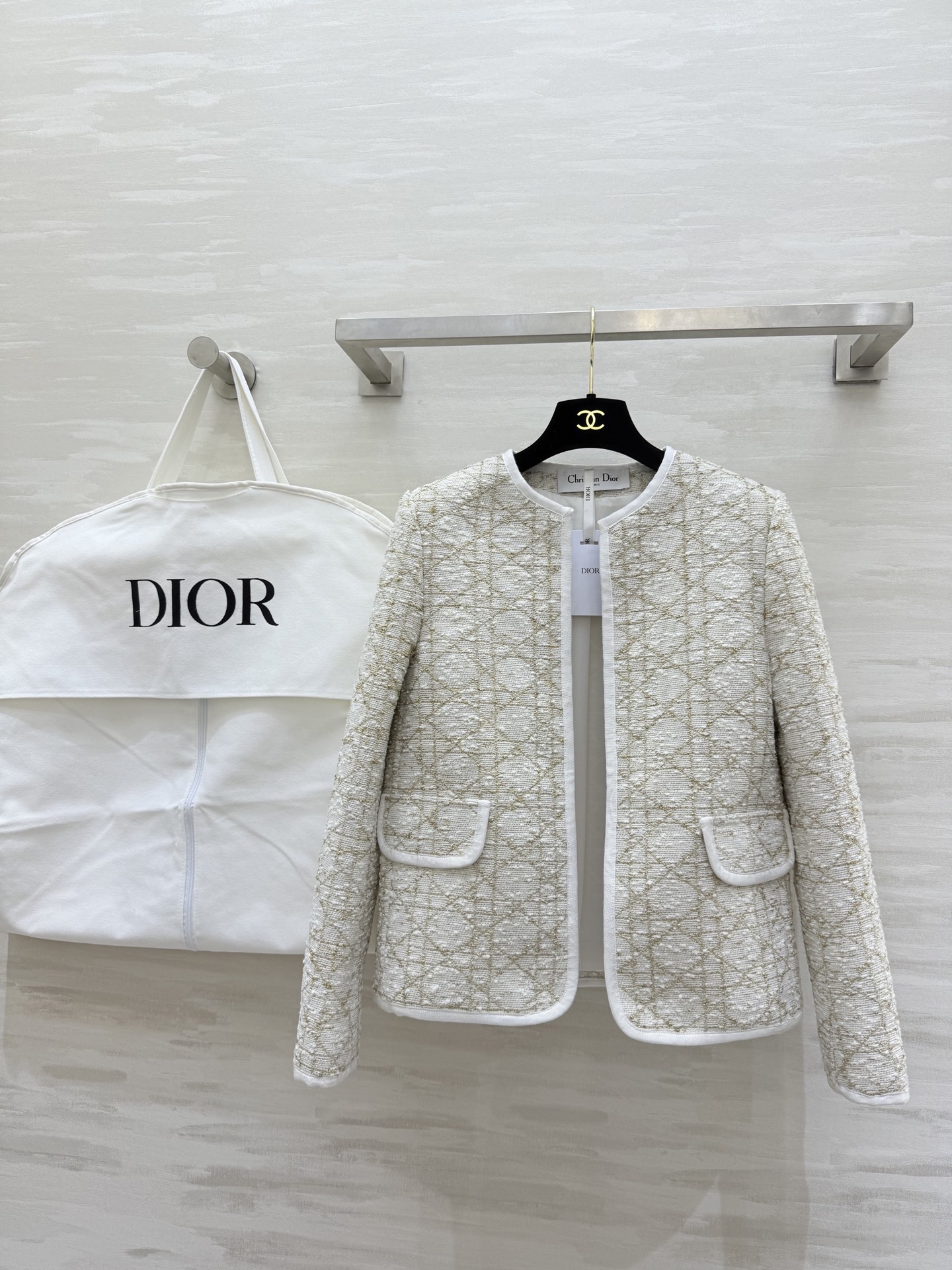 NO:664770,#DIO New style for early spring. Elegant outfit for the newly wealthy daughter. Cannage pattern gold thread tweed jacket. High quality customization. Available now. Size 36/38/40/42 (shoulder width 38, bust 94, length 59), dior, jackets & coats,  19860909#DIO早春新款 新贵千金小姐姐优雅穿搭 藤格纹金线粗花呢外套 高品质定制 现货首发size36/38/40/42（38码肩宽38,胸围94,衣长59）,,dior,jackets & coats, ,Women's clothing
