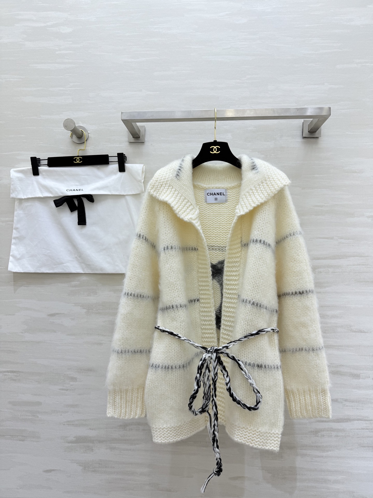 NO:664718,#Chane Second-hand Series Mohair Plush Jacket The classic double C logo on the back is super recognizable!  Plush material is soft and warm. Loose fit + ribbed cuffs. Lazy and fashionable. Wear it casually with simple inner wear and boots in autumn and winter. Easily get a high-end feel. High-quality customization. Available in stock first size 36/38/40 (36 size bust 106, length 71),,chanel,boots,jackets & coats, 19860909#Chane中古系列 马海毛毛绒外套 背面经典双C标志超有辨识度！毛绒材质柔软保暖 宽松版型＋袖口罗纹收口 慵懒又时髦 秋冬穿它随便搭配简约内搭和靴子 轻松get高级感 高品质定制 现货首发size36/38/40（36码胸围106,衣长71）,,chanel,boots,jackets & coats, ,Women's clothing