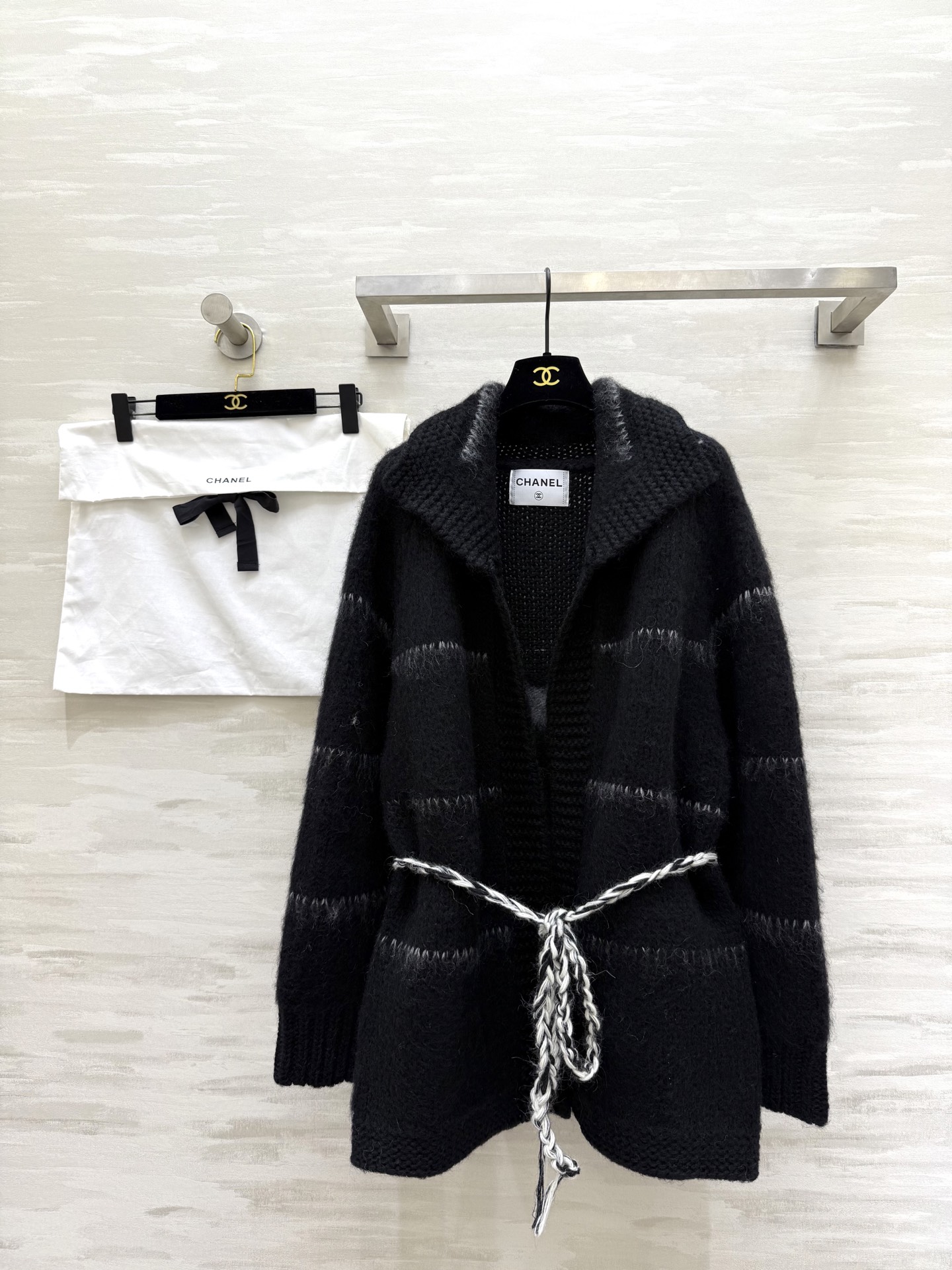 NO:664662,#Chane Second-hand Series Mohair Plush Jacket The classic double C logo on the back is super recognizable!  Plush material is soft and warm. Loose fit + ribbed cuffs. Lazy and fashionable. Wear it casually with simple inner wear and boots in autumn and winter. Easily get a high-end feel. High-quality customization. Available in stock first size 36/38/40 (36 size bust 106, length 71),,chanel,boots,jackets & coats, 19860909#Chane中古系列 马海毛毛绒外套 背面经典双C标志超有辨识度！毛绒材质柔软保暖 宽松版型＋袖口罗纹收口 慵懒又时髦 秋冬穿它随便搭配简约内搭和靴子 轻松get高级感 高品质定制 现货首发size36/38/40（36码胸围106,衣长71）,,chanel,boots,jackets & coats, ,Women's clothing