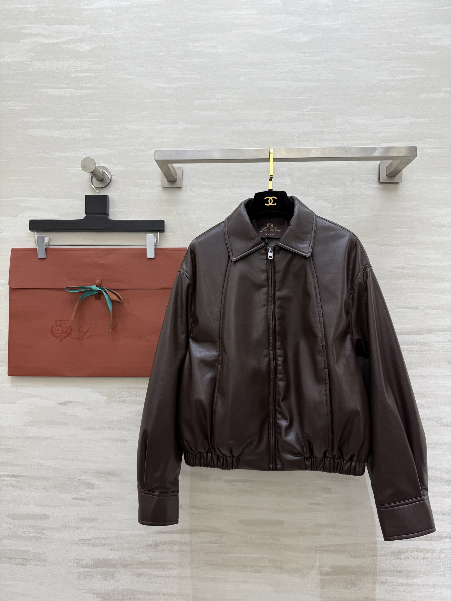 NO:664654,Comes with dust bag #Loro Pian new autumn and winter eco-friendly protein leather goose down jacket, 90% white goose down filling inside, warm and comfortable, high quality customization, available in stock first size S/M/L/XL (M size shoulder width 48, chest 118, length 55),, loro piana,  19860909配防尘袋#Loro Pian秋冬新款 环保蛋白皮鹅绒服 内里90白鹅绒填充 保暖舒适 高品质定制 现货首发sizeS/M/L/XL（M码肩宽48,胸围118,衣长55）,,loro piana, ,Women's clothing