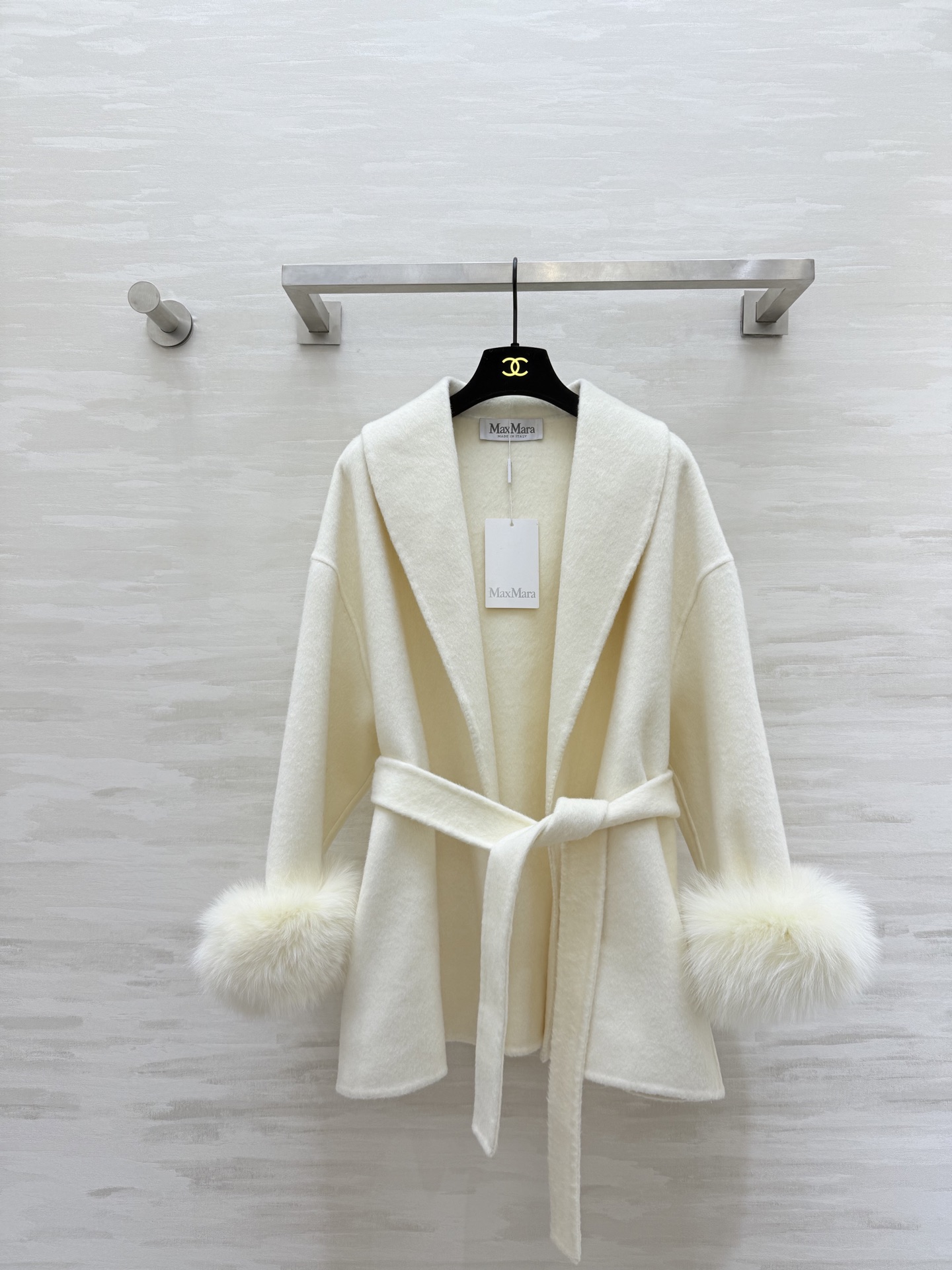 NO:664635,#Maxmar new style for autumn and winter. Double-sided woolen coat with fox fur cuffs. Detachable fox fur cuffs to enhance the sense of elegance. Short bathrobe style design + lace-up waist to modify the body shape and easy to put on and take off. Perfect warmth retention in autumn and winter. Easily get ladylike style or lazy style. High-quality customization. Ready for sale. Size S/M/L (S size shoulder width 58, bust 134, length 76),,  19860909#Maxmar秋冬新款 双面羊毛呢狐狸毛袖口大衣 可拆卸狐狸毛袖口提升贵气感 短款浴袍式设计＋系带收腰修饰身形又方便穿脱 秋冬保暖力满分 轻松get名媛风or慵懒风穿搭 高品质定制 现货首发sizeS/M/L（S码肩宽58,胸围134,衣长76）,, ,Women's clothing