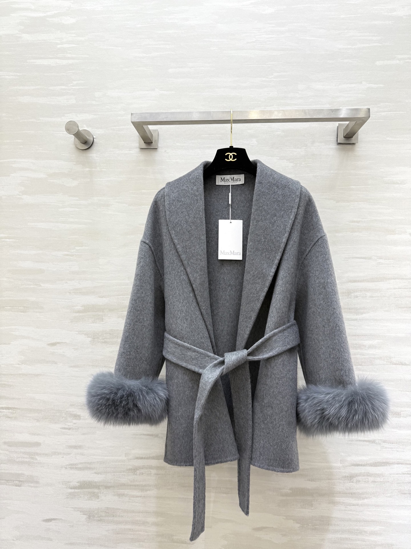 NO:664618,#Maxmar new style for autumn and winter. Double-sided woolen coat with fox fur cuffs. Detachable fox fur cuffs to enhance the sense of elegance. Short bathrobe style design + lace-up waist to modify the body shape and easy to put on and take off. Perfect warmth retention in autumn and winter. Easily get ladylike style or lazy style. High-quality customization. Ready for sale. Size S/M/L (S size shoulder width 58, bust 134, length 76),,  19860909#Maxmar秋冬新款 双面羊毛呢狐狸毛袖口大衣 可拆卸狐狸毛袖口提升贵气感 短款浴袍式设计＋系带收腰修饰身形又方便穿脱 秋冬保暖力满分 轻松get名媛风or慵懒风穿搭 高品质定制 现货首发sizeS/M/L（S码肩宽58,胸围134,衣长76）,, ,Women's clothing