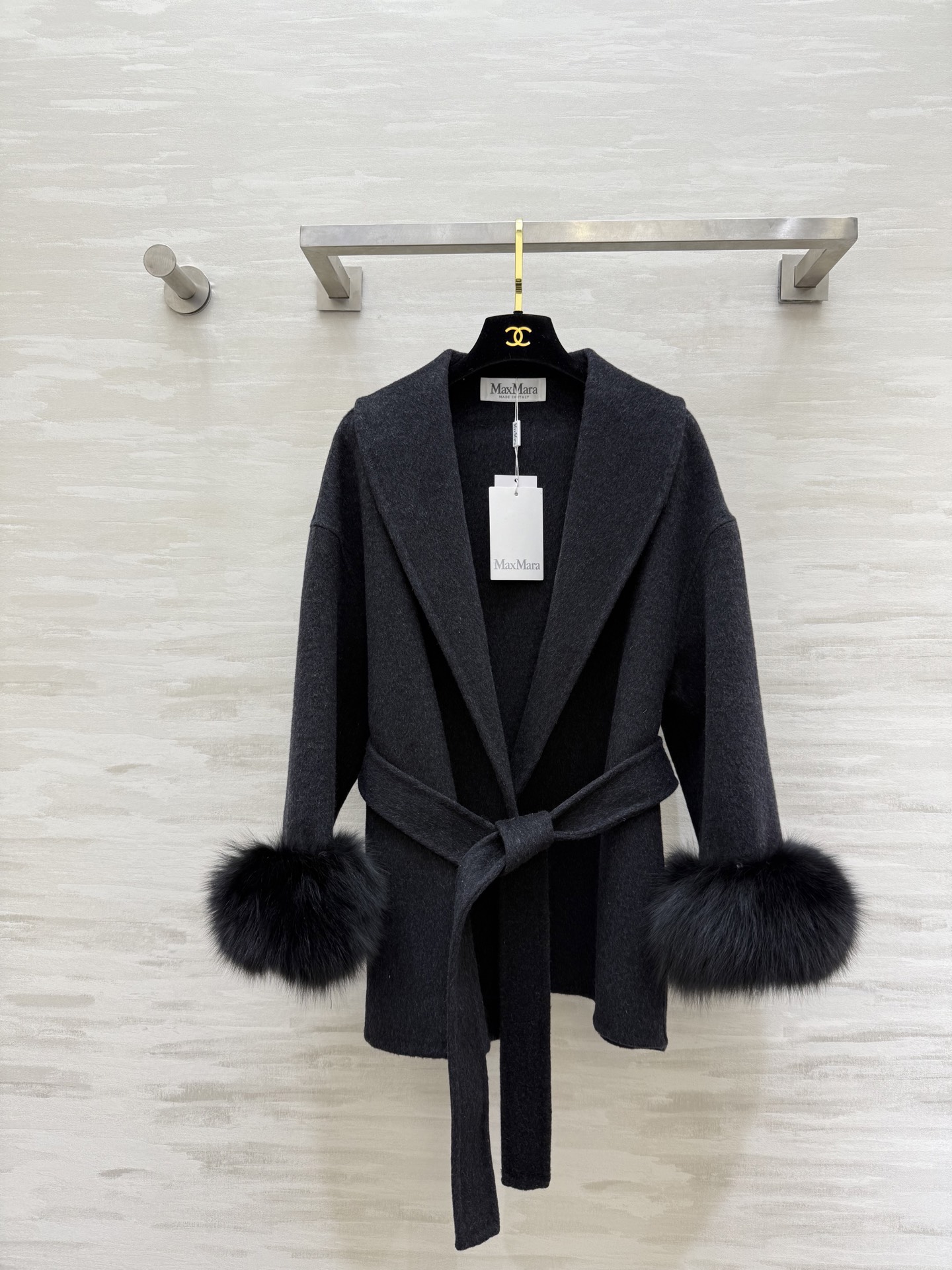 NO:664607,#Maxmar new style for autumn and winter. Double-sided woolen coat with fox fur cuffs. Detachable fox fur cuffs to enhance the sense of elegance. Short bathrobe style design + lace-up waist to modify the body shape and easy to put on and take off. Perfect warmth retention in autumn and winter. Easily get ladylike style or lazy style. High-quality customization. Ready for sale. Size S/M/L (S size shoulder width 58, bust 134, length 76),,  19860909#Maxmar秋冬新款 双面羊毛呢狐狸毛袖口大衣 可拆卸狐狸毛袖口提升贵气感 短款浴袍式设计＋系带收腰修饰身形又方便穿脱 秋冬保暖力满分 轻松get名媛风or慵懒风穿搭 高品质定制 现货首发sizeS/M/L（S码肩宽58,胸围134,衣长76）,, ,Women's clothing