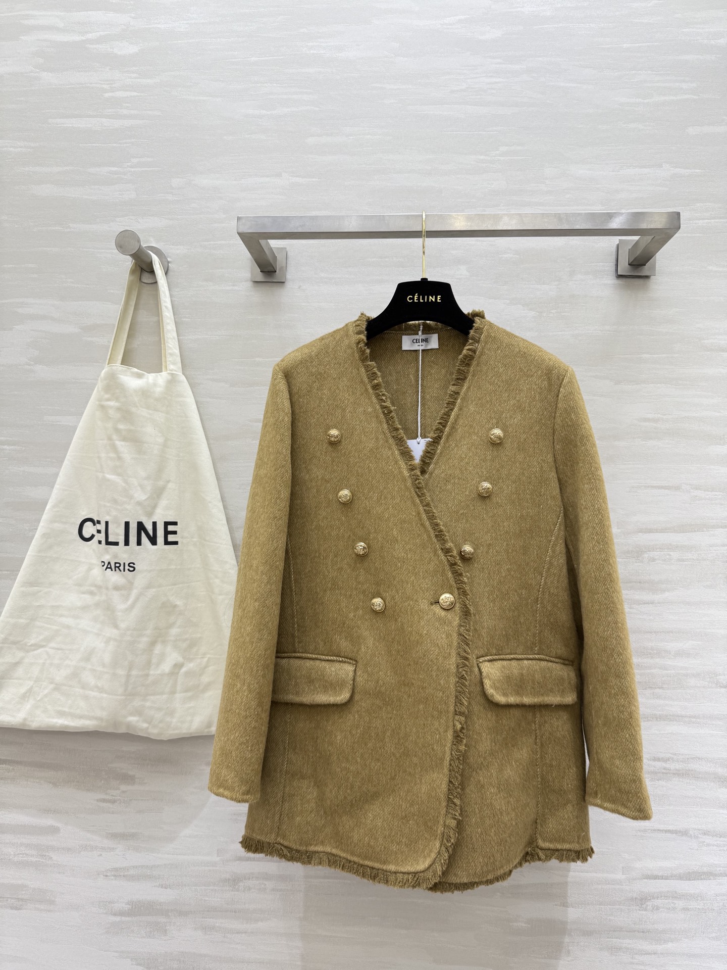 NO:664652,#Celin autumn and winter new style double-sided woolen double-breasted v-neck suit coat, high-quality customization, ready for sale, sizeS/M/L (shoulder width M 41, bust 100, length 68),,celine,business suit, 19860909#Celin秋冬新款 双面羊毛呢双排扣v领西装式大衣 高品质定制 现货首发sizeS/M/L（M码肩宽41,胸围100,衣长68）,,celine,business suit, ,Women's clothing