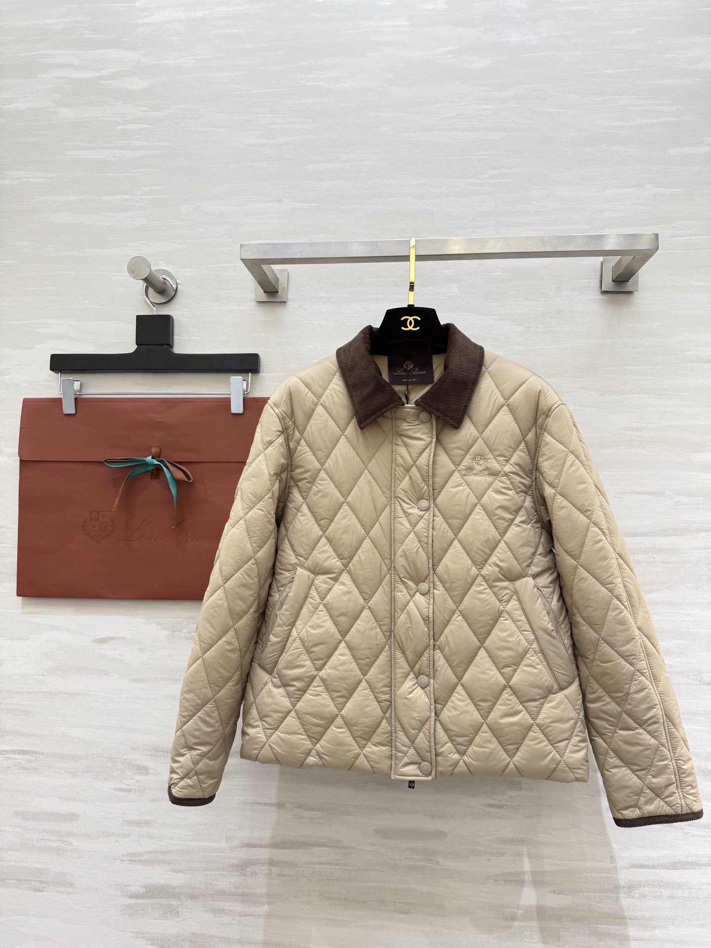 NO:664619,#Loro Pian’s new fall and winter style diamond-patterned cotton jacket with corduroy lapel, perfect retro elegance!  Classic diamond quilting design, lightweight and warm, quilted filling is super comfortable, perfect for autumn and winter!  The short version makes you taller and slimmer. It can be easily worn for commuting and leisure. It looks great with high-waisted pants or skirts. Exquisite details. Practical and fashionable. High-quality customization. Available in stock first size S/M/L (S size bust 102, length 58), loro piana, skirts, jackets & coats,  19860909#Loro Pian秋冬新款 菱格纹棉服外套 灯芯绒翻领 复古优雅气质满分！经典菱格绗缝设计 轻盈保暖 夹棉填充超舒适 秋冬穿超合！短款版型显高显瘦 通勤休闲都能轻松驾驭 搭配高腰裤或裙装都很出彩品 细节精致 实用又时髦 高品质定制 现货首发sizeS/M/L（s码胸围102,衣长58）,,loro piana,skirts,jackets & coats, ,Women's clothing