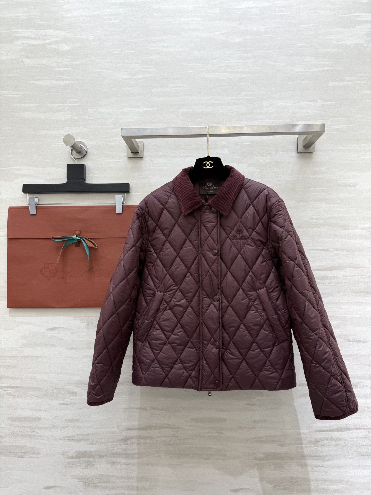 NO:664606,#Loro Pian’s new fall and winter style diamond-patterned cotton jacket with corduroy lapel, perfect retro elegance!  Classic diamond quilting design, lightweight and warm, quilted filling is super comfortable, perfect for autumn and winter!  The short version makes you look taller and slimmer. It can be easily used for commuting and leisure. It looks great with high-waisted pants or skirts. Exquisite details. Practical and fashionable. High-quality customization. Available in stock first size S/M/L (S size bust 102, length 58, loro piana, skirts, jackets & coats,  19860909#Loro Pian秋冬新款 菱格纹棉服外套 灯芯绒翻领 复古优雅气质满分！经典菱格绗缝设计 轻盈保暖 夹棉填充超舒适 秋冬穿超合！短款版型显高显瘦 通勤休闲都能轻松驾驭 搭配高腰裤或裙装都很出彩品 细节精致 实用又时髦 高品质定制 现货首发sizeS/M/L（s码胸围102,衣长58,,loro piana,skirts,jackets & coats, ,Women's clothing
