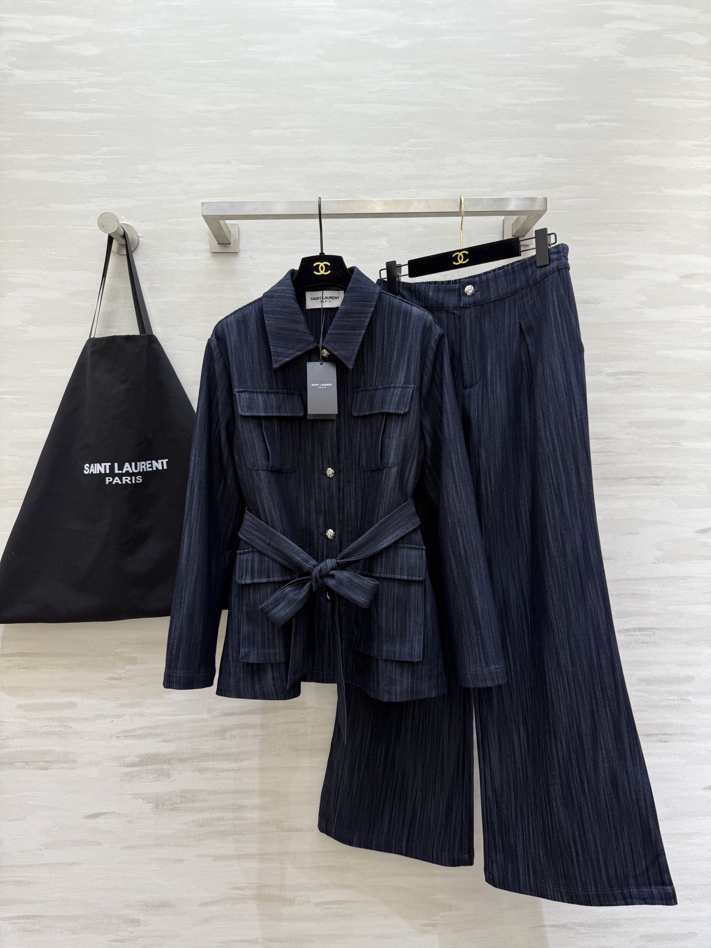 NO:664543,#ysl New style for early spring. Dark blue vertical striped suit. Jacket + high-waisted wide-leg pants. Simple and elegant. Elegant and capable. Full details on the jacket's lace-up waist and flap pockets. The metal buttons are super textured. The custom fabric is comfortable and breathable. It can be easily used for daily commuting or formal occasions. Pair it with high heels or a clutch bag to make it look full!  High quality customization, available in stock first size S/M/L/XL (S size shoulder width 42, bust 106, clothing length 71, pants elastic waist 62, hip 94, pants length 104), saint laurent, high heels, handbag, jackets & coats,  19860909#ysl早春新款 深蓝竖条纹套装 外套＋高腰阔腿裤简约大气 优雅又干练 外套系带收腰和翻盖口袋细节满分 金属纽扣超有质感 定制面料舒适透气 日常通勤或正式场合都能轻松驾驱 搭配高跟鞋或手拿包气质直接拉满！高品质定制 现货首发sizeS/M/L/XL（s码肩宽42,胸围106,衣长71,裤子松紧腰围62,臀围94,裤长104）,,saint laurent,high heels,handbag,jackets & coats, ,Women's clothing