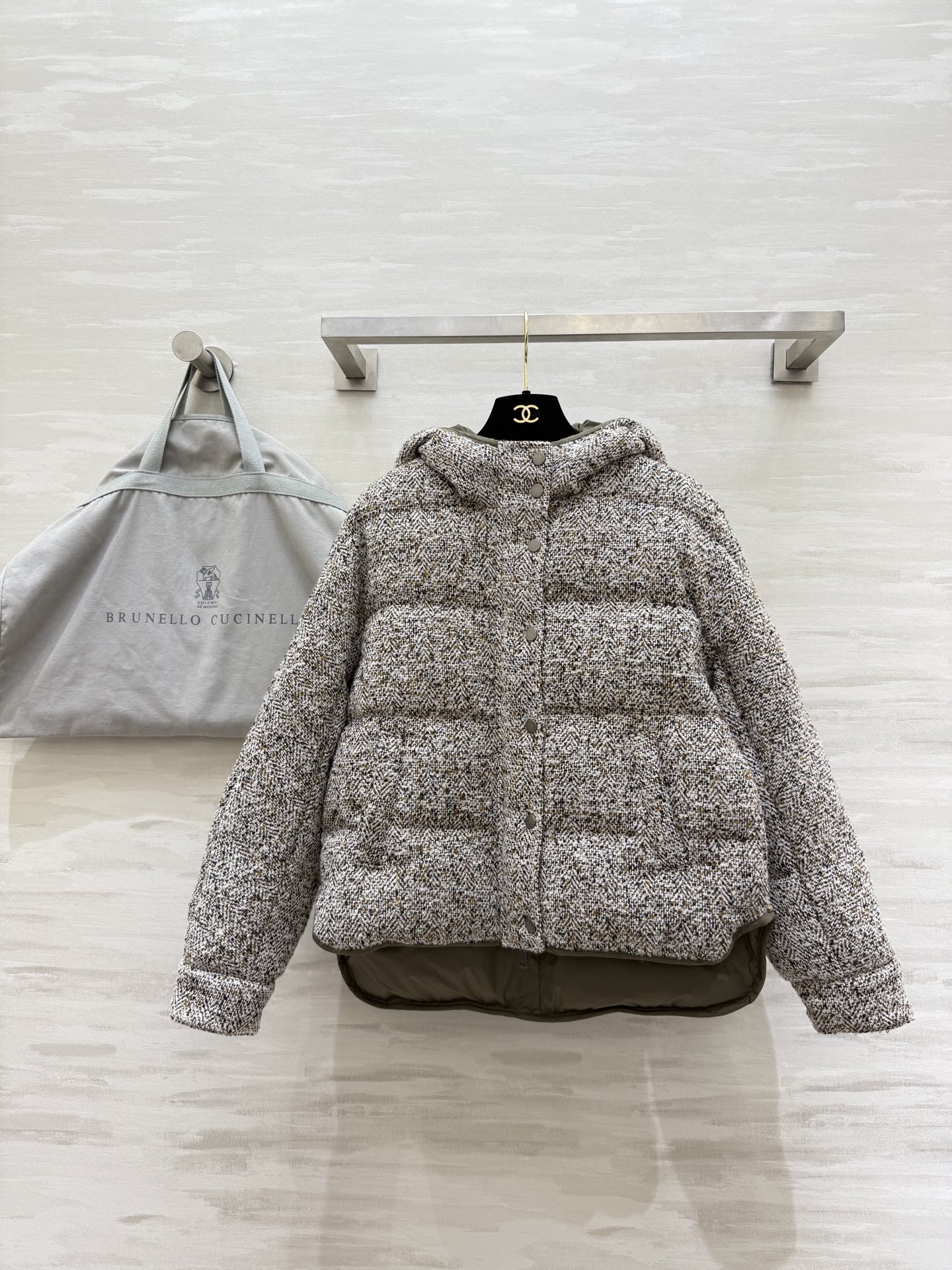 NO:664560,Comes with dust bag #BrunelloCucinell | Down jacket The charm of the classic herringbone pattern extends to the jacket series. The new down jacket is made of high-quality virgin wool blended fabrics and has a soft and delicate touch. It is paired with goose down and goose feather filling to give the jacket a light and fluffy silhouette and excellent warmth. High-quality customization. Available in stock for the first time in sizes S/M/L (S size chest 108, length 53-63), brunello cucinelli, jackets & coats,down jacket, 19860909配防尘袋#BrunelloCucinell | 羽絨外套 经典人字纹的魅力延伸至外套系列 优质初剪羊毛混纺面料精制而成的全新羽绒外套上面料触感柔软细腻 搭配鹅绒鹅毛填充料 赋予外套轻盈蓬松的廓形与出色保暖性 高品质定制 现货首发sizeS/M/L（s码胸围108,衣长53-63）,,brunello cucinelli,jackets & coats,down jacket, ,Women's clothing