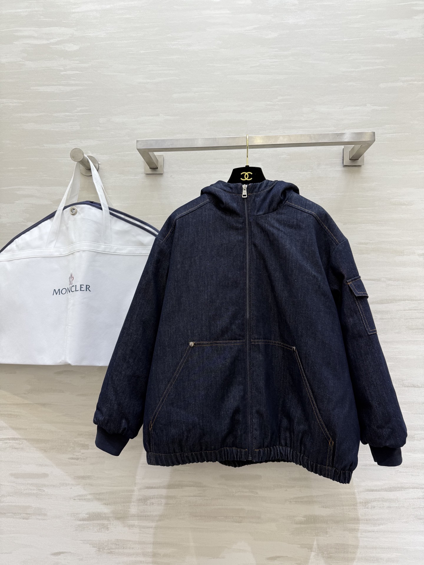 NO:664535,#Moncle hooded denim cotton jacket. The lining is quilted to keep warm and comfortable. The outer layer is made of customized washed denim fabric, which is fashionable and handsome. High-quality customization. Available in stock first size S/M/L (S size bust 118, length 61),,jackets & coats,hats, 19860909#Moncle连帽牛仔棉服外套 内里夹棉保暖舒适 外层定制洗水牛仔面料时髦帅气 高品质定制 现货首发sizeS/M/L（s码胸围118,衣长61）,,jackets & coats,hats, ,Women's clothing