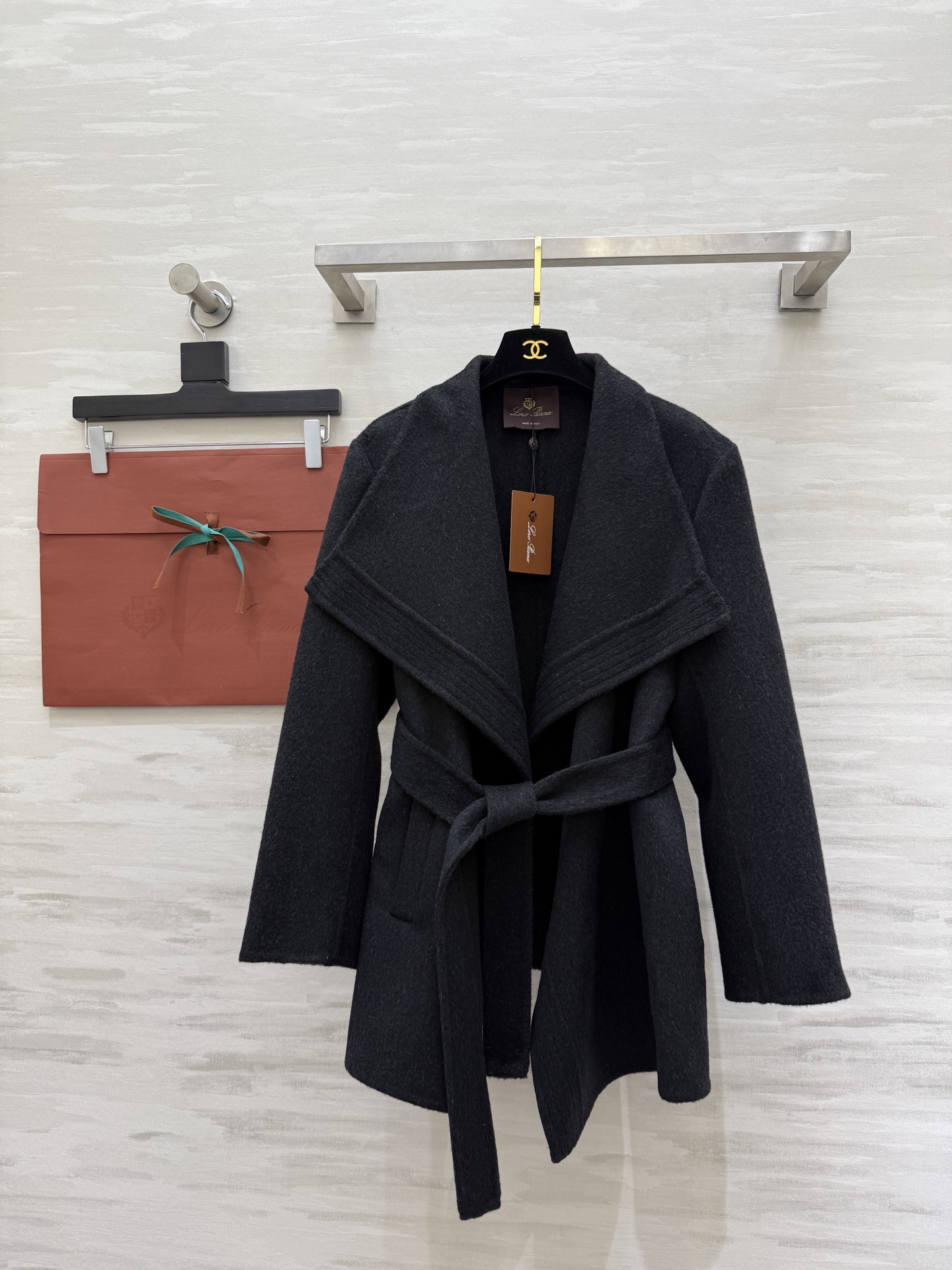 NO:665639,Loro Pian irregular lapel woolen coat, high quality customization, available in stock first size S/M/L (S size shoulder width 42, chest 114, length 73-84,, loro piana,  19860909Loro Pian不规则翻领羊毛呢大衣 高品质定制 现货首发sizeS/M/L（s码肩宽42,胸围114,衣长73-84,,loro piana, ,Women's clothing