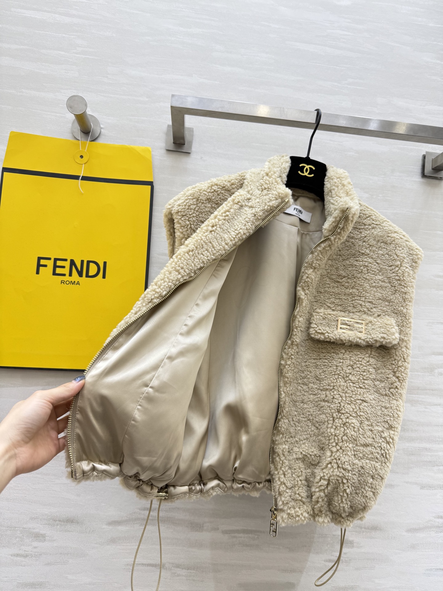 #FEND♡新款 泰迪🐻羊毛棉混纺羔毛马甲外套 高品质定制 现货首发size：S/M/L（s胸围：108