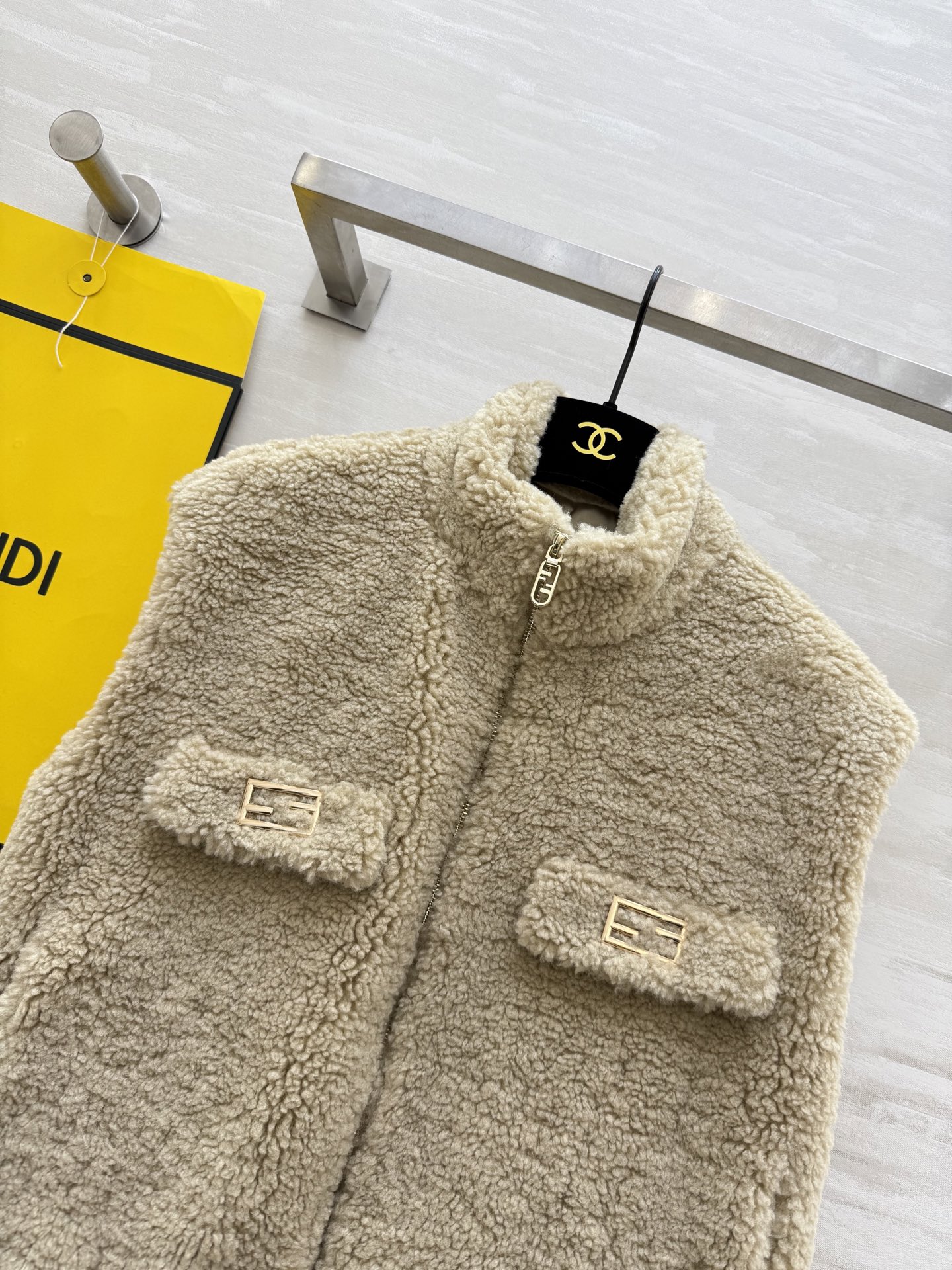 #FEND♡新款 泰迪🐻羊毛棉混纺羔毛马甲外套 高品质定制 现货首发size：S/M/L（s胸围：108