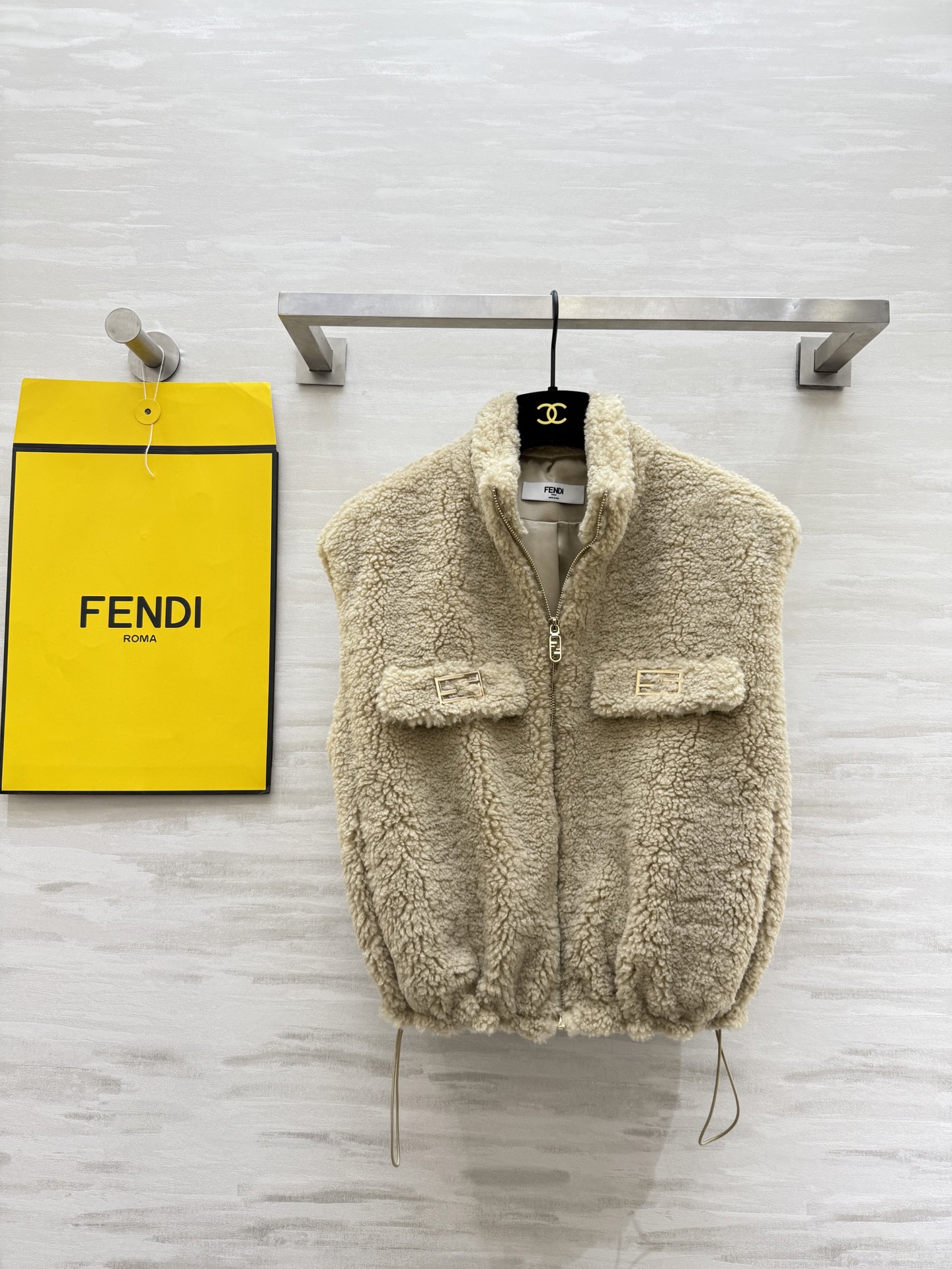 #FEND♡新款 泰迪🐻羊毛棉混纺羔毛马甲外套 高品质定制 现货首发size：S/M/L（s胸围：108